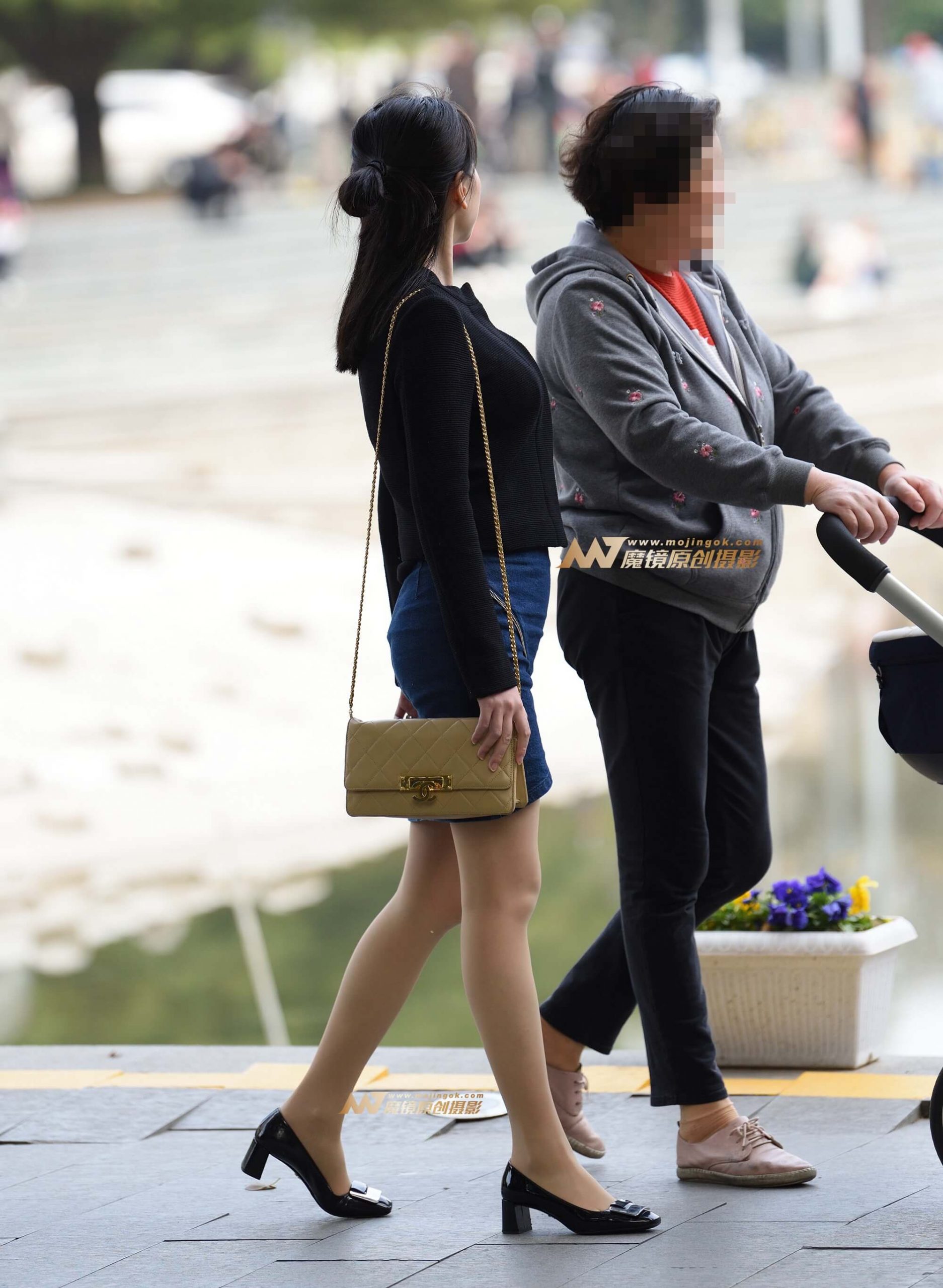 很配合的一位年轻妈妈