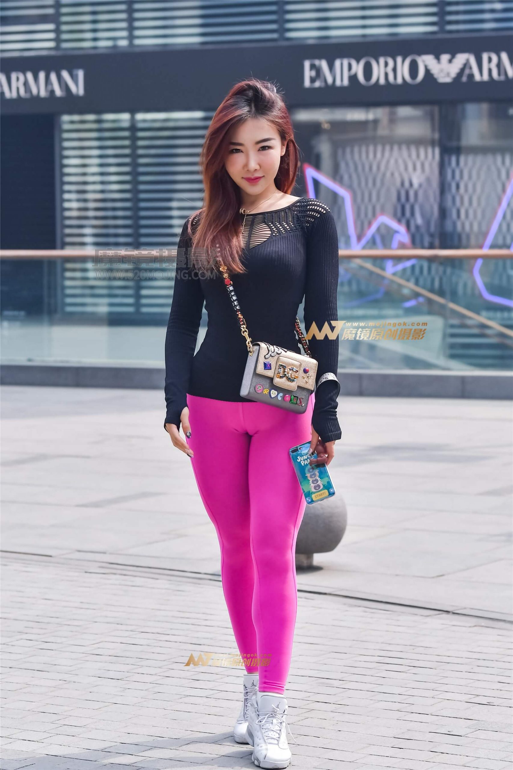左手倒影赛帖：粉红色健美魔鬼身材美女