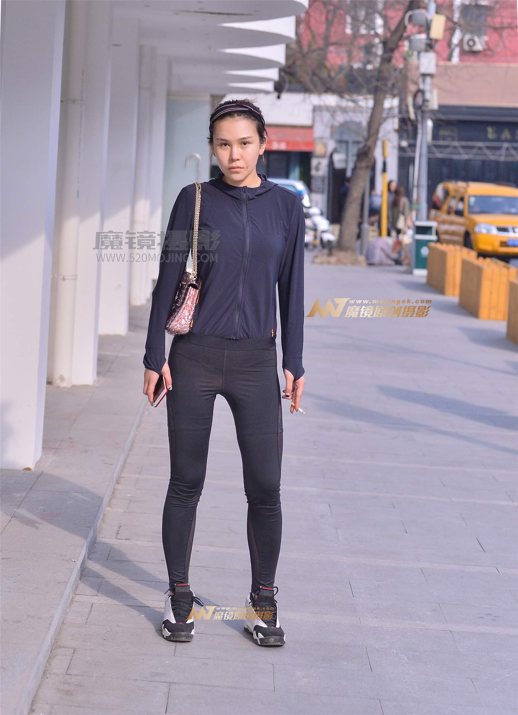 左手倒影赛帖：健美裤紧绷臀性感美女