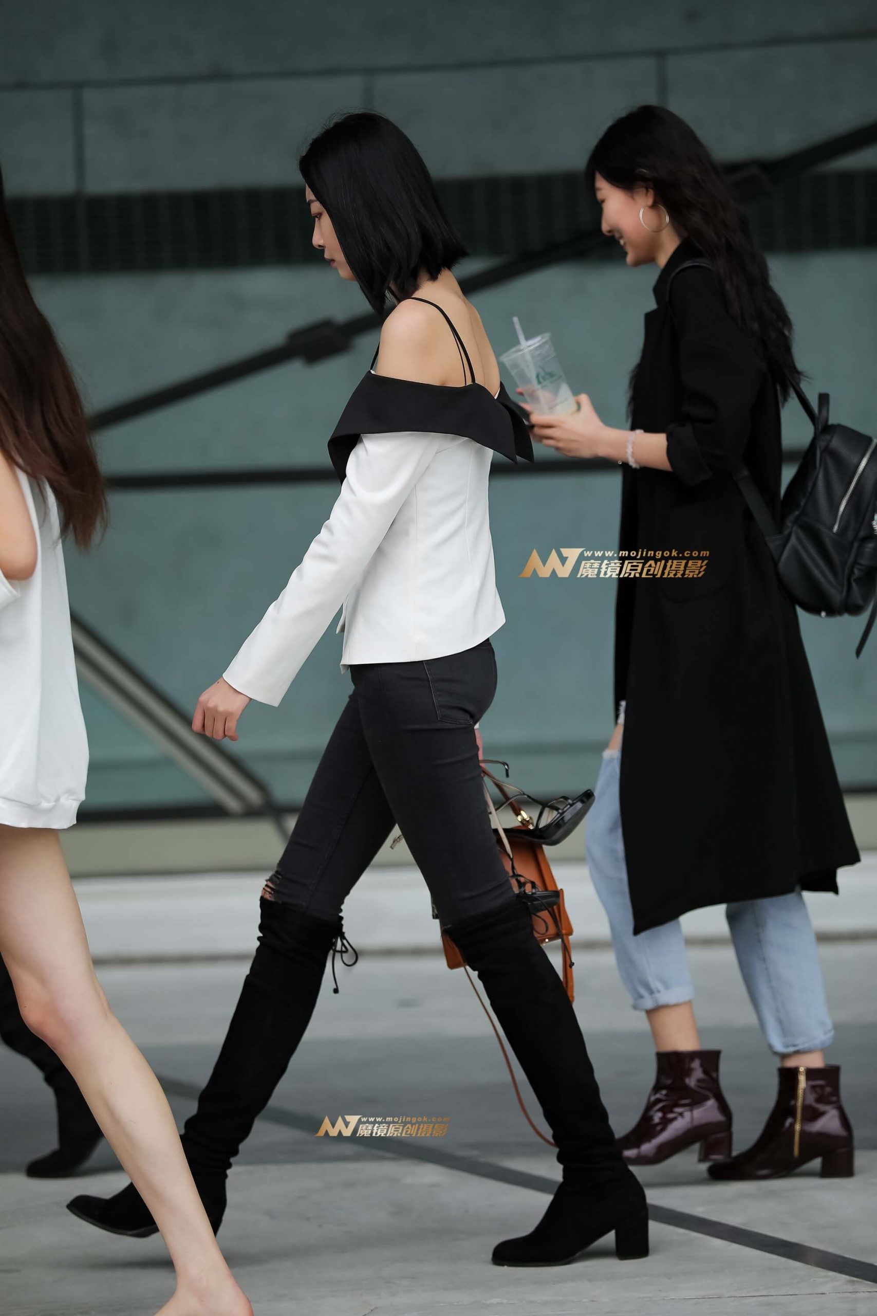 香肩长腿美眉