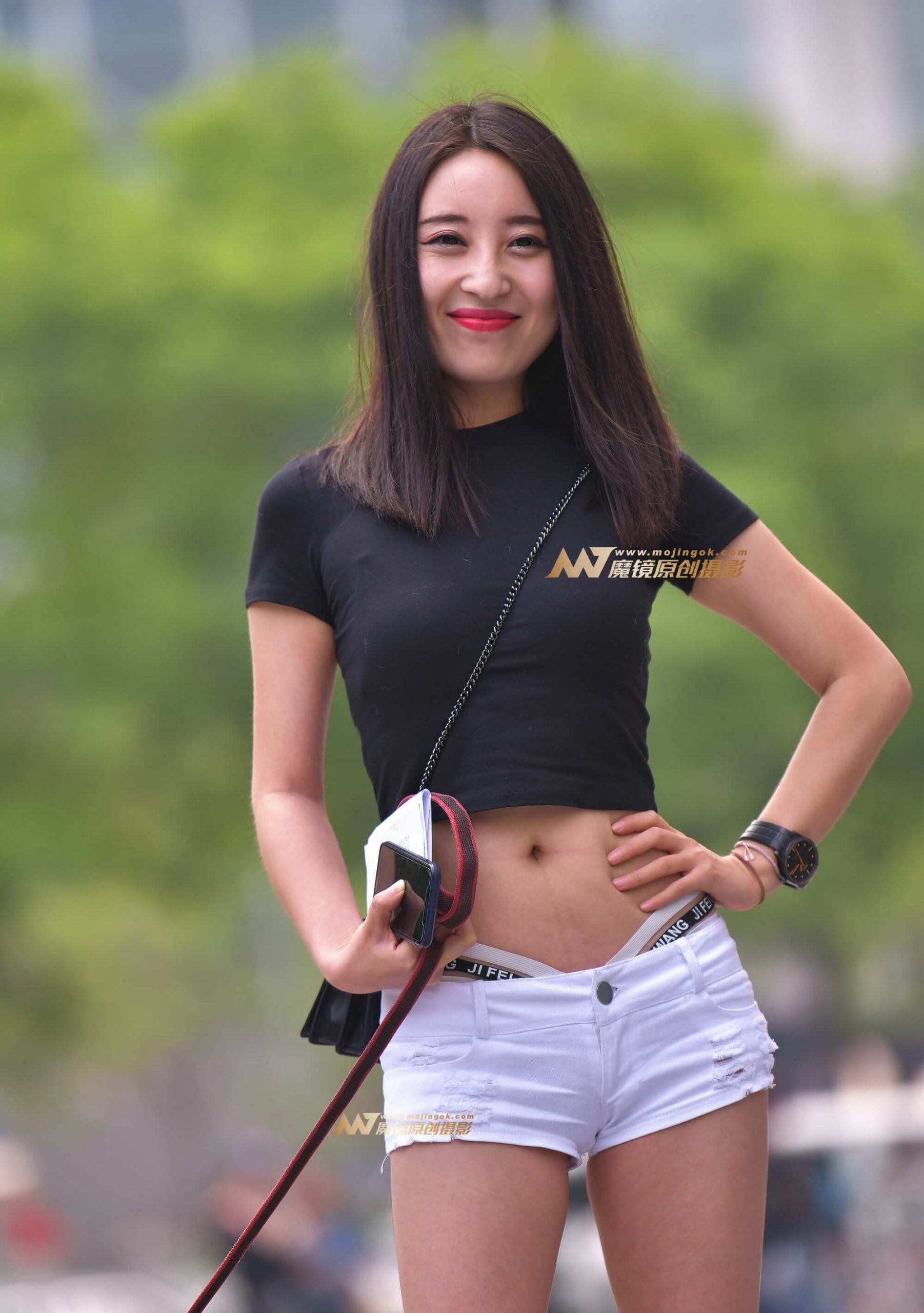 路边遛狗的长腿美女