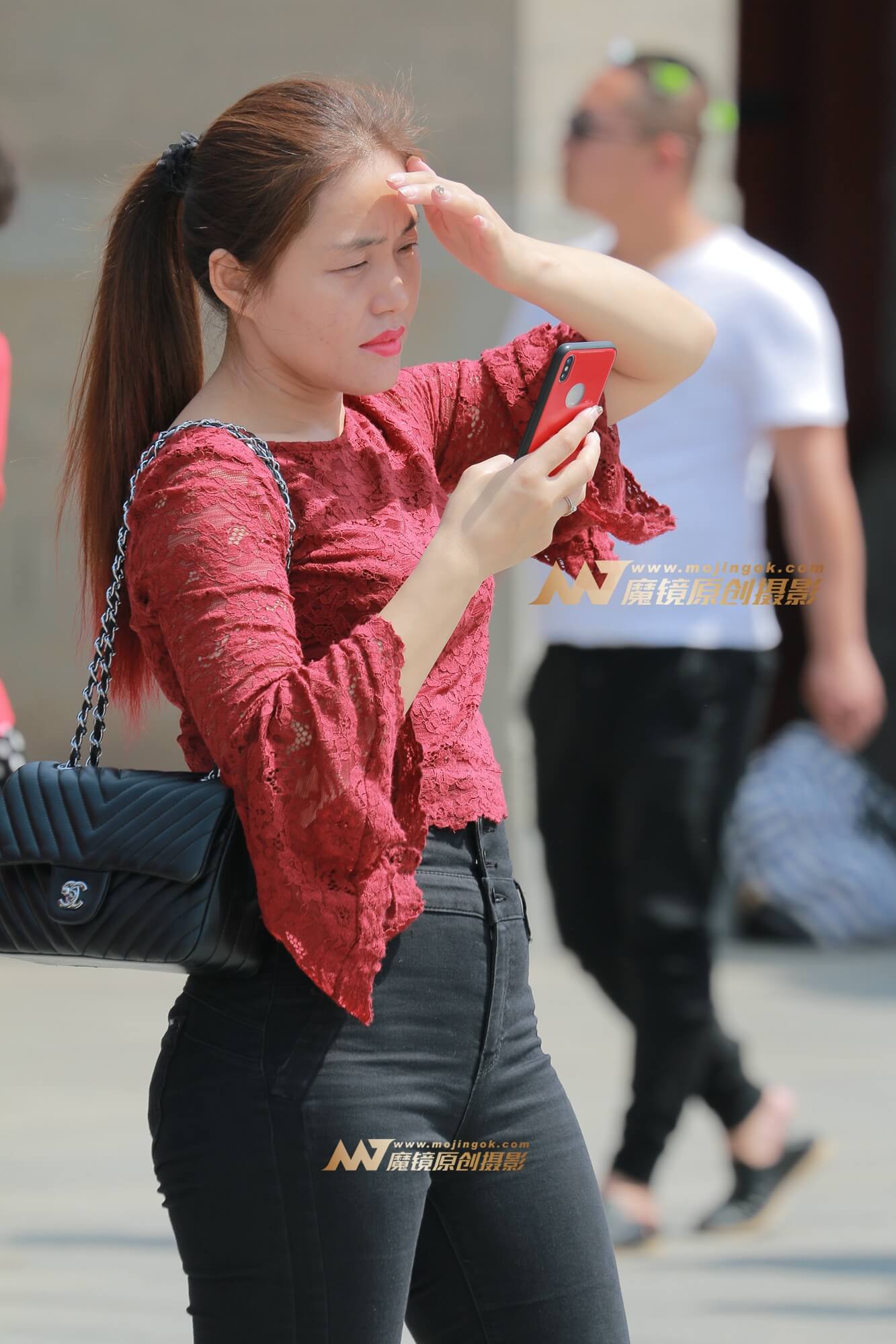 紧身黑牛仔少妇