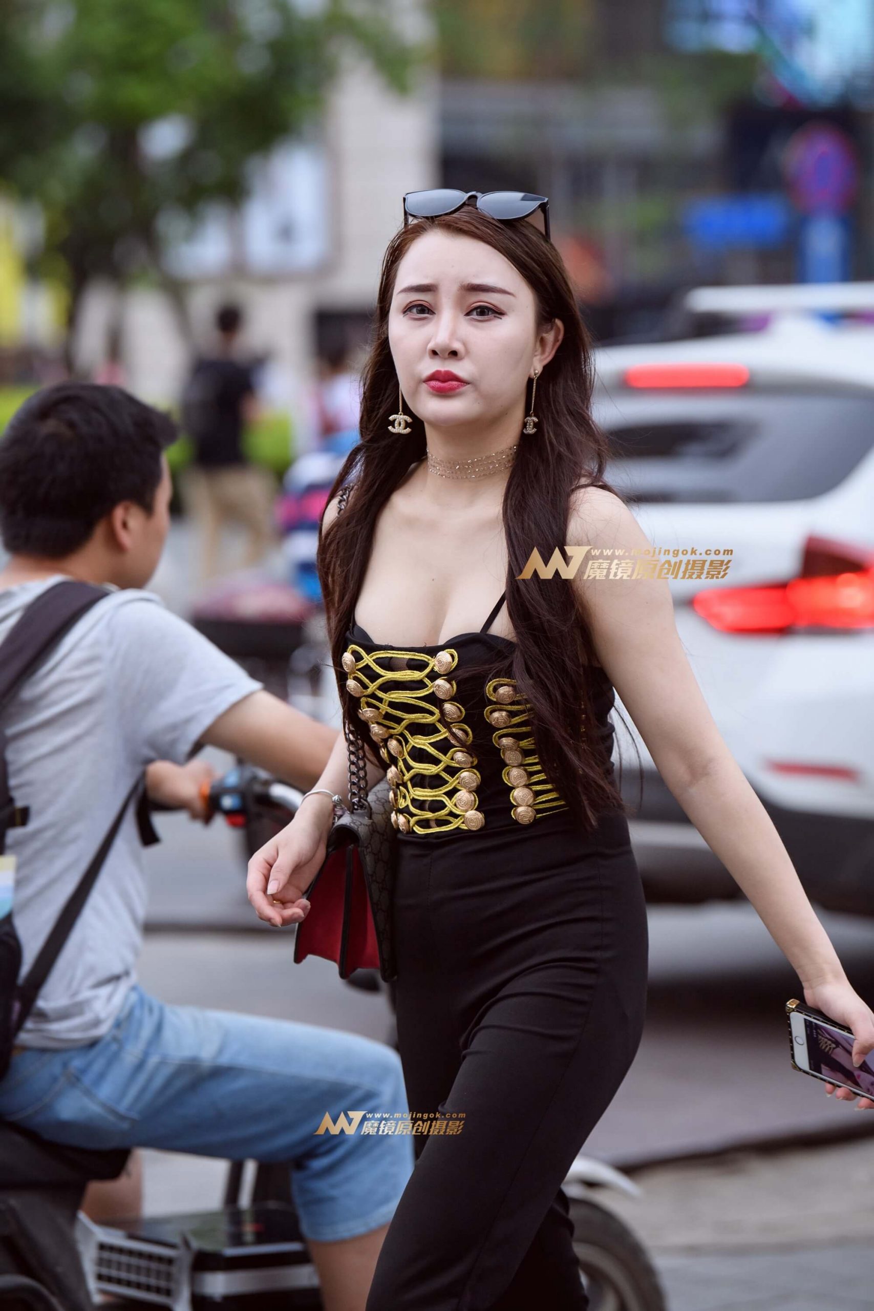 【久久赛帖】红色高跟鞋丰挺美女