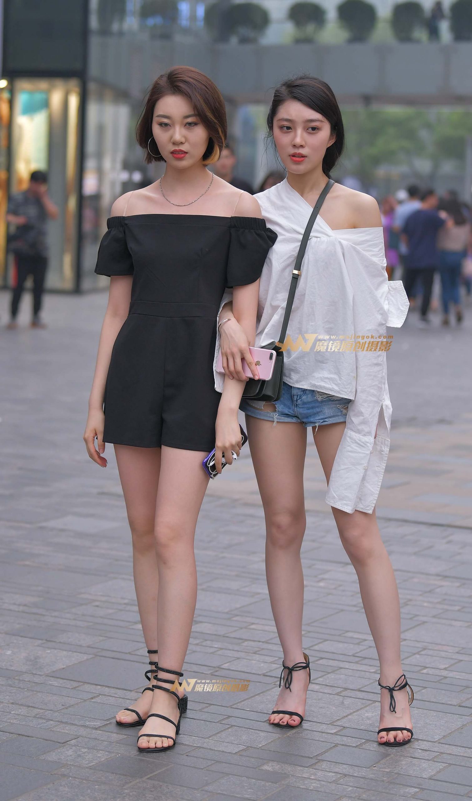 两个逛街的漂亮小姐姐