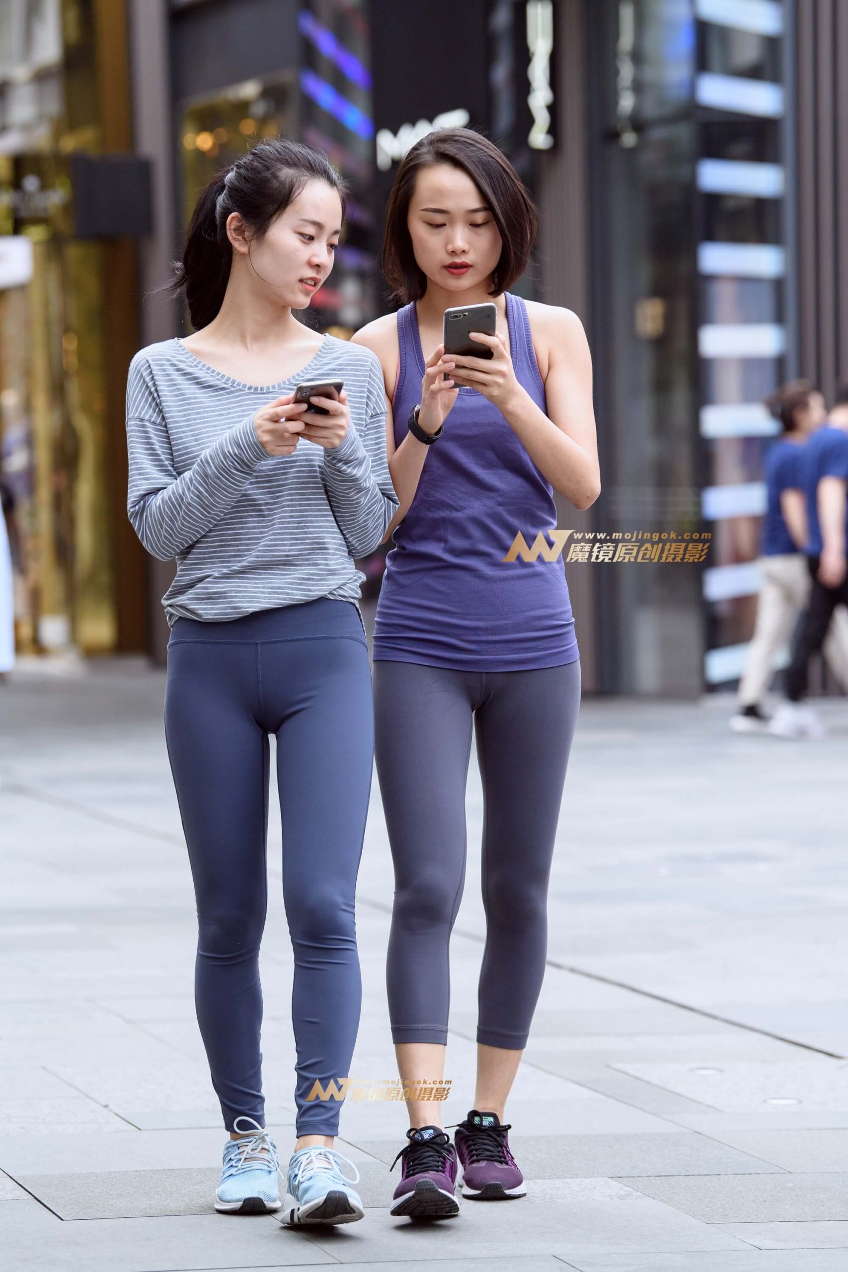 【久久赛帖】两个紧身瑜伽裤妹子