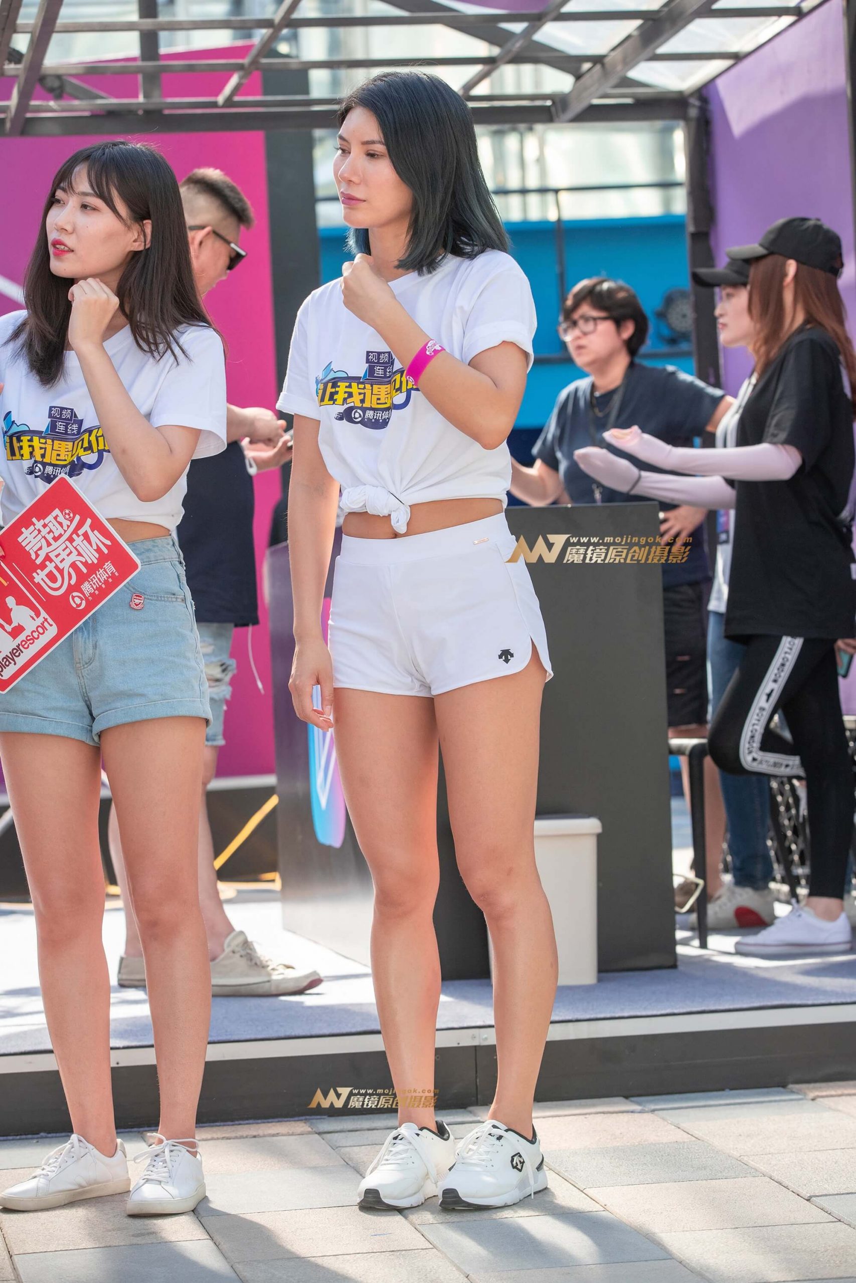 【街拍之魂赛帖】B46、有曲线的展台美女