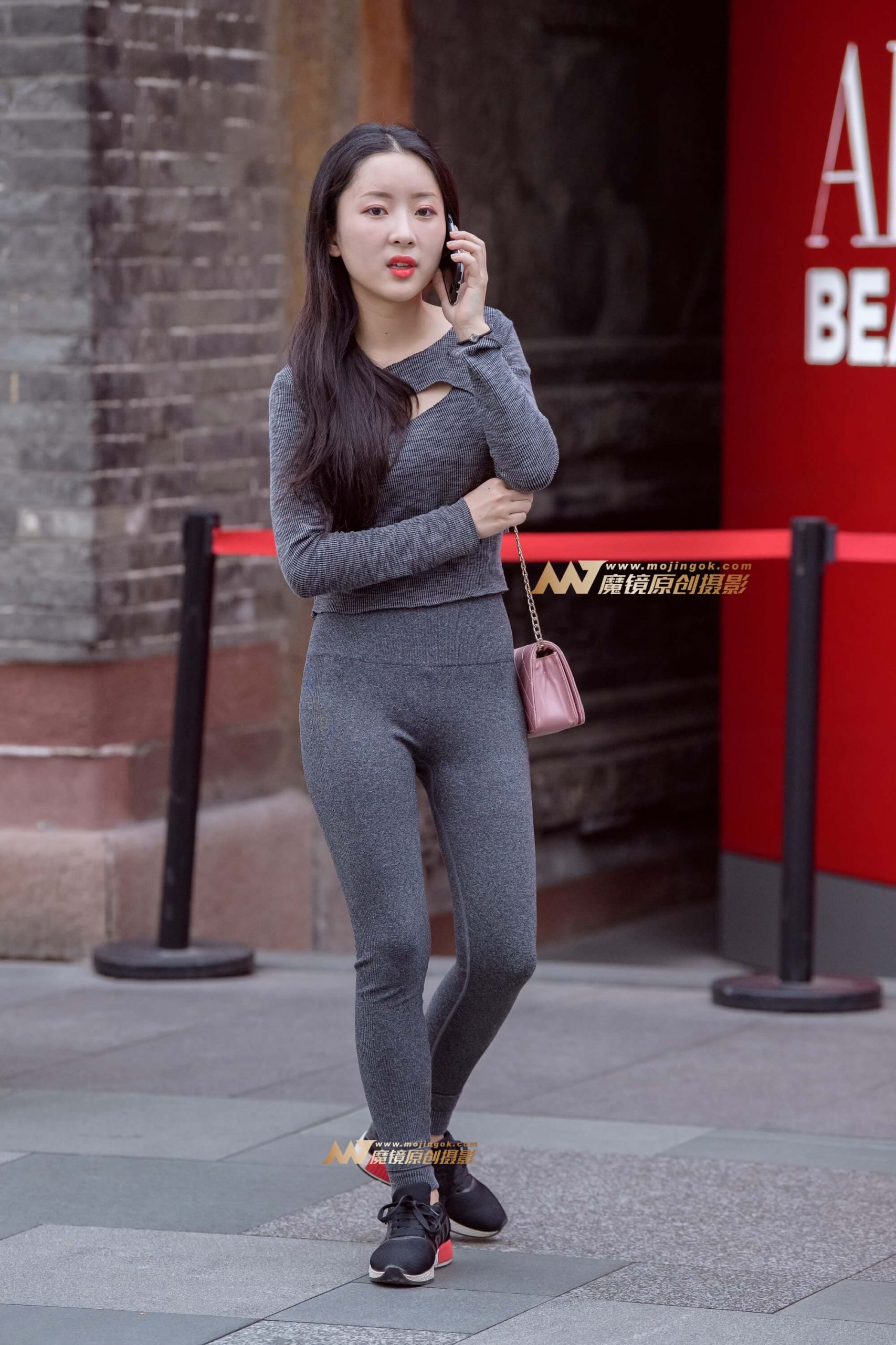 【久久赛帖】娇小玲珑紧身裤美女