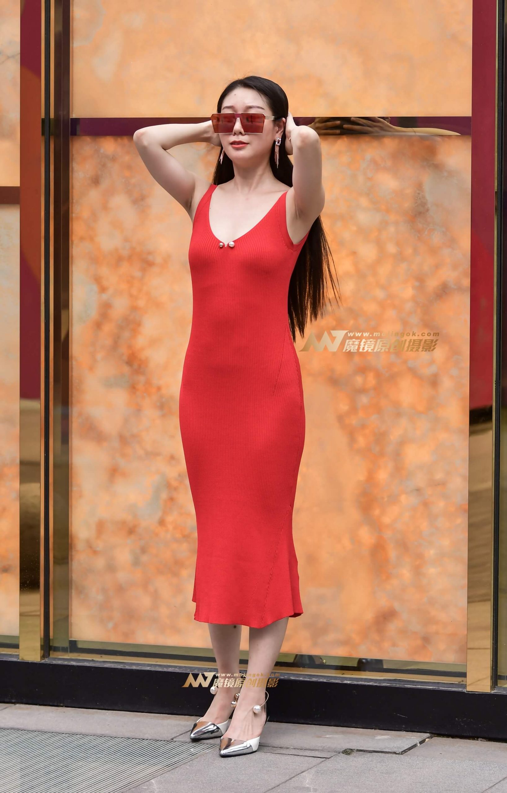 左手倒影赛帖：红裙美女风采迷人