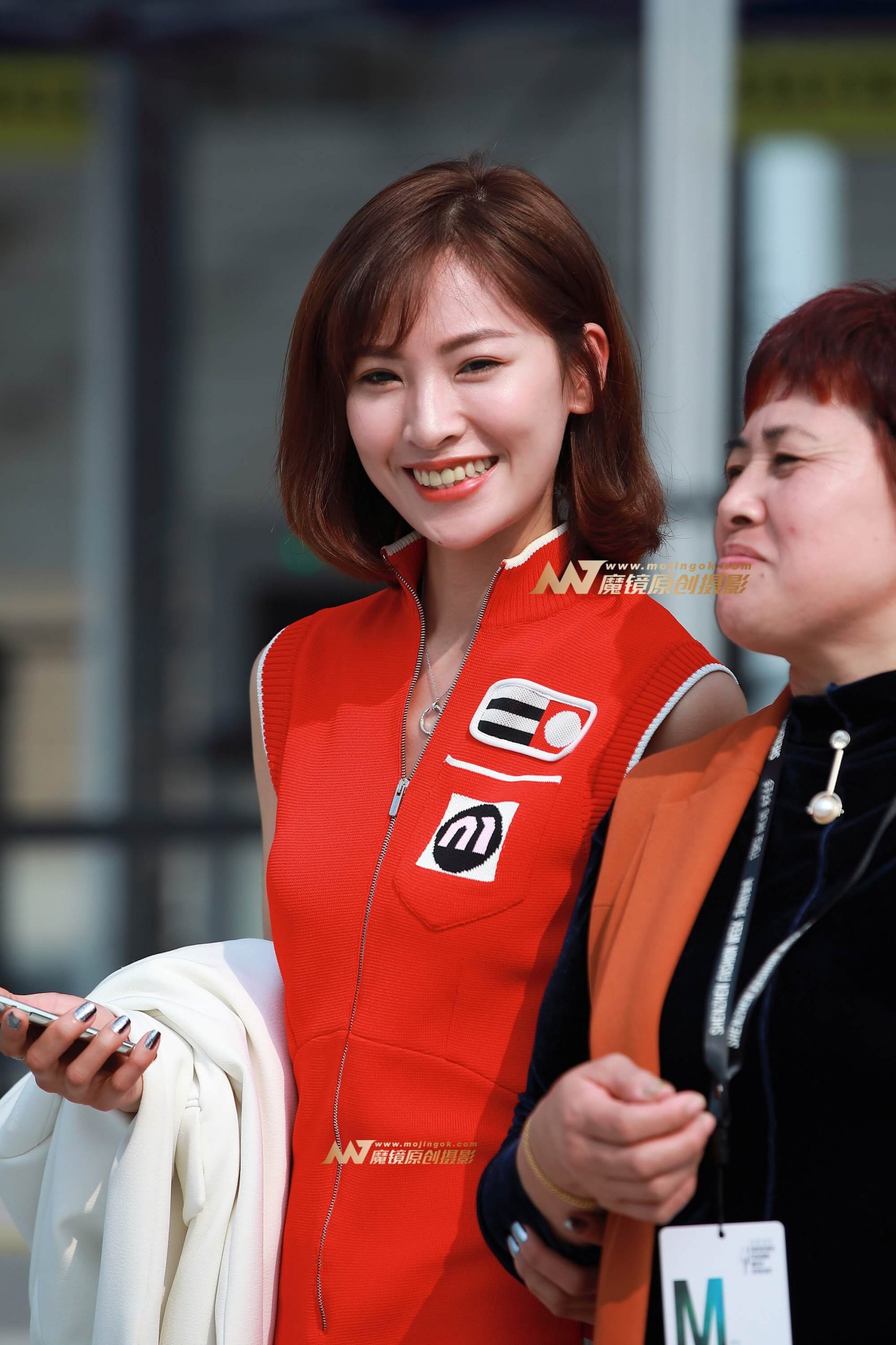 连衣短裤，长靴，可爱女孩