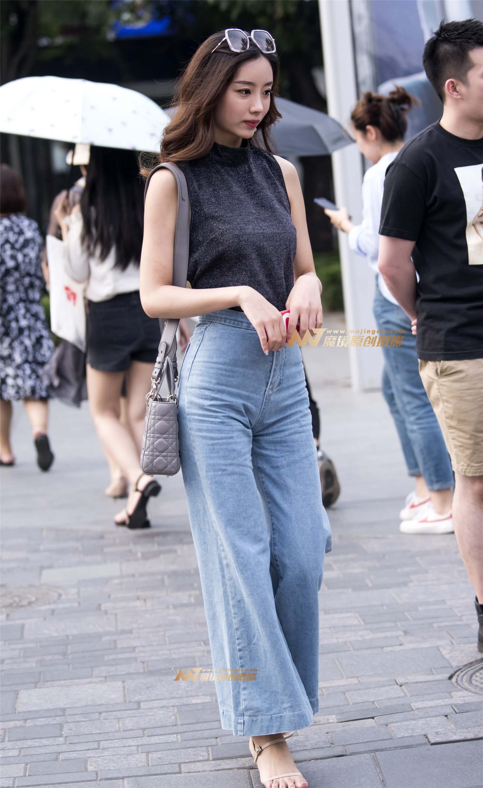 左手倒影赛帖：拥有小蛮腰的性感美女