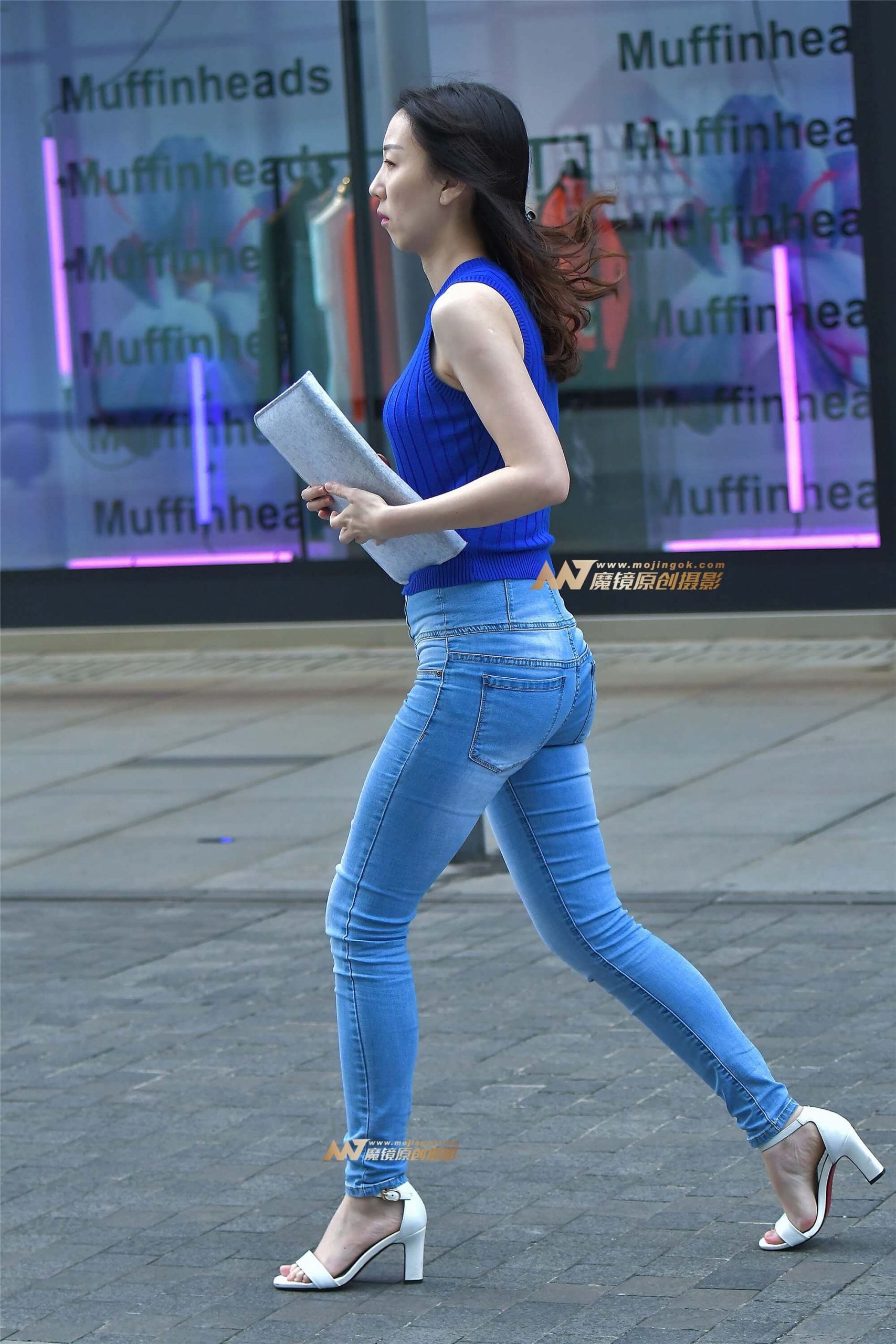 牛仔美女尽显好身材