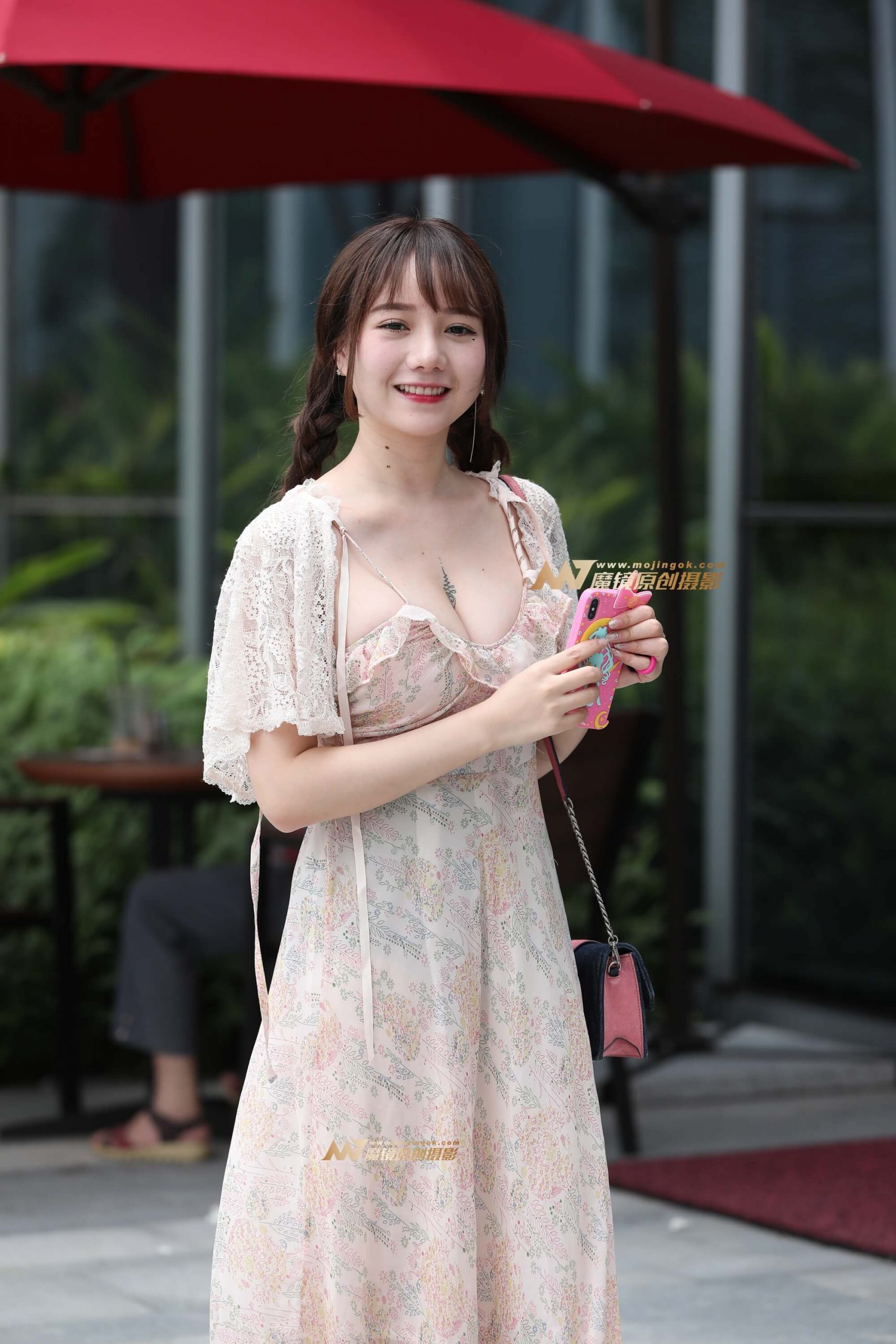 碎花长裙妹子笑的真可爱