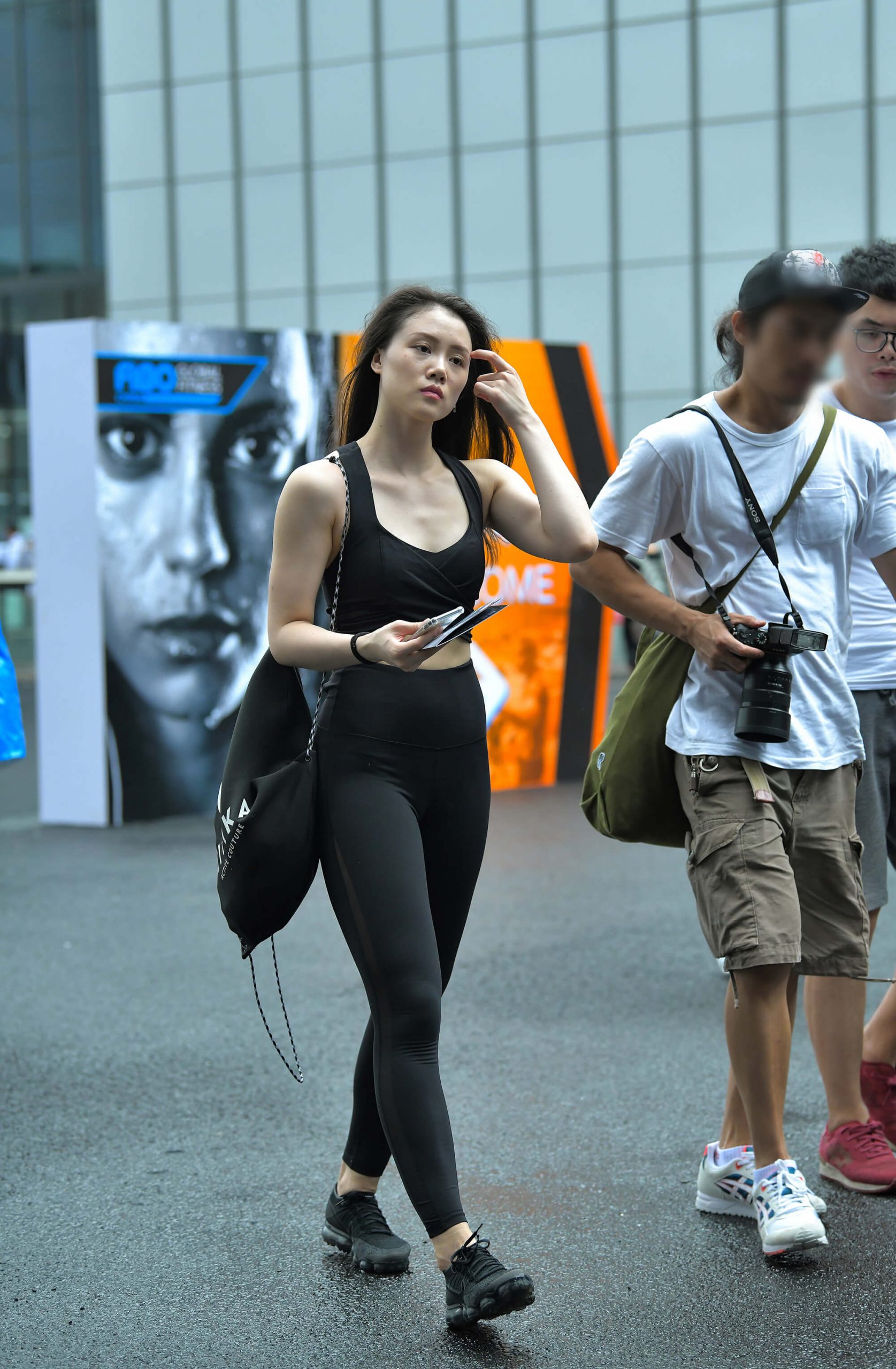 【街拍之魂赛帖】干练修身的黑色运动裤美女