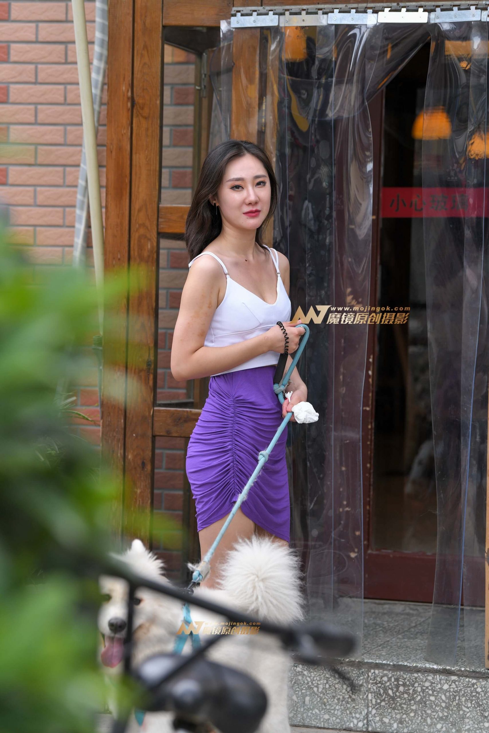 【久久赛帖】偶遇包臀裙美女遛狗