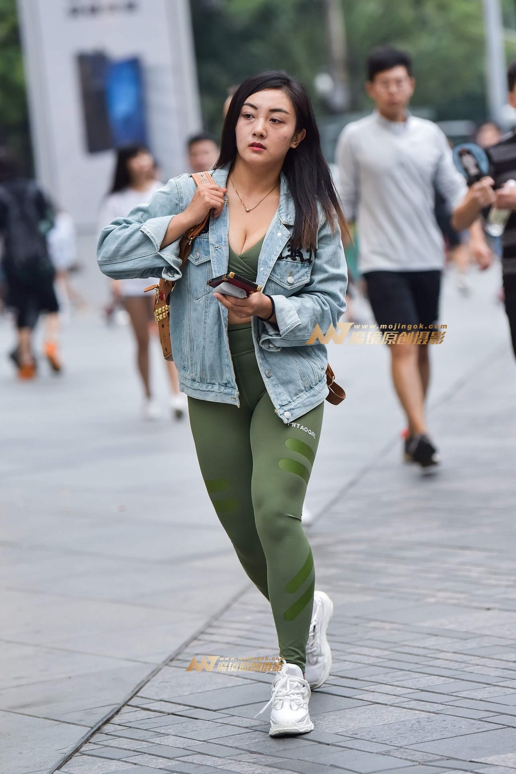 丰满瑜珈裤美眉 活力四射