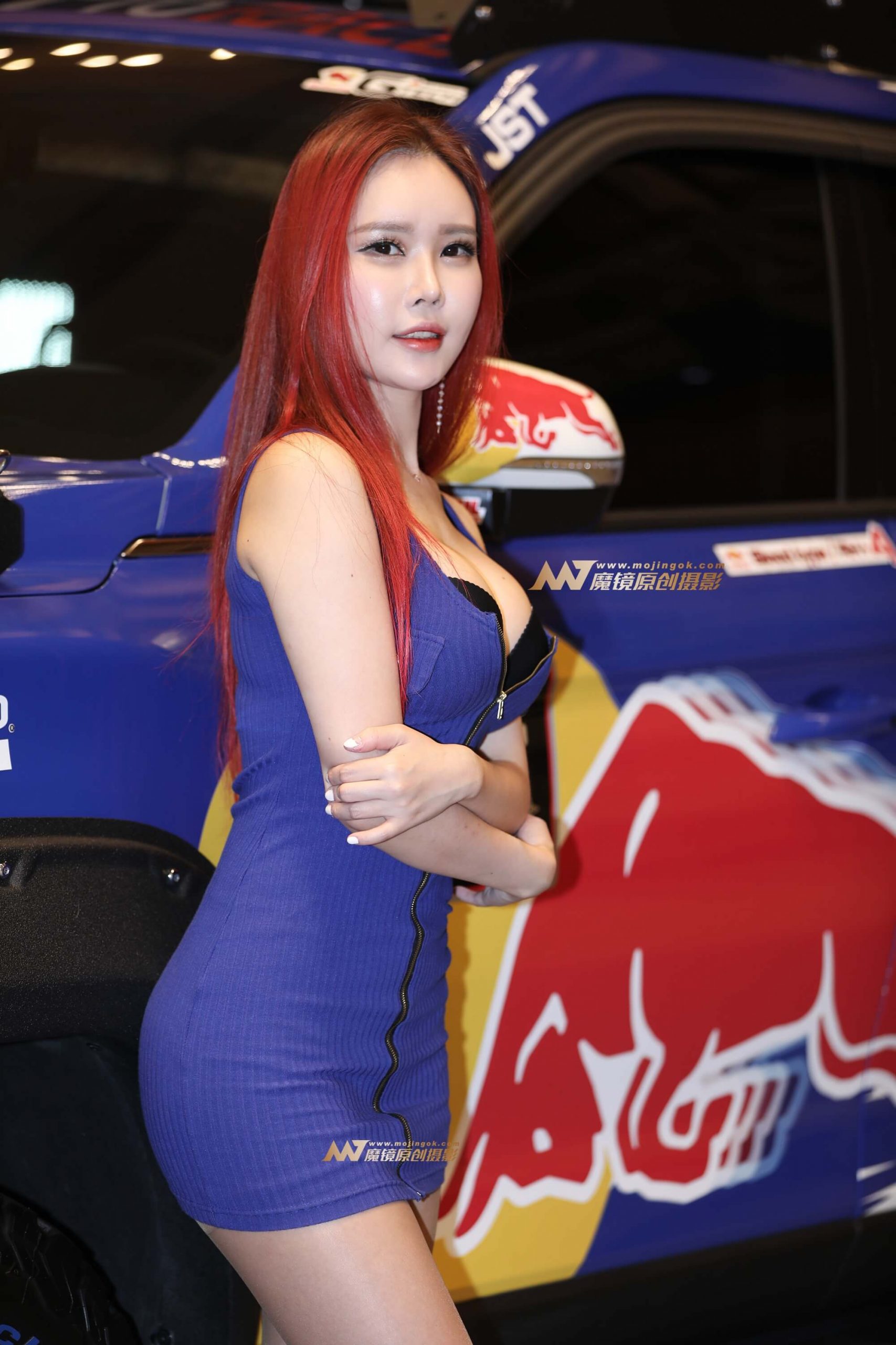 酒红色头发丝袜大胸妹子