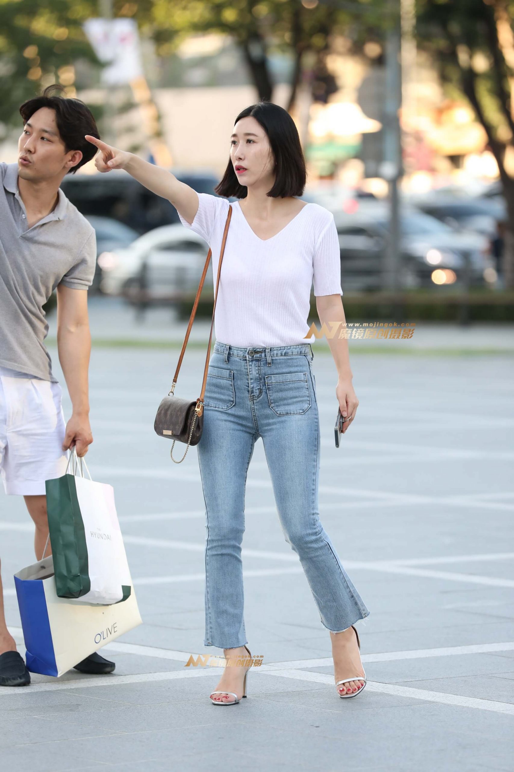 牛仔裤少妇