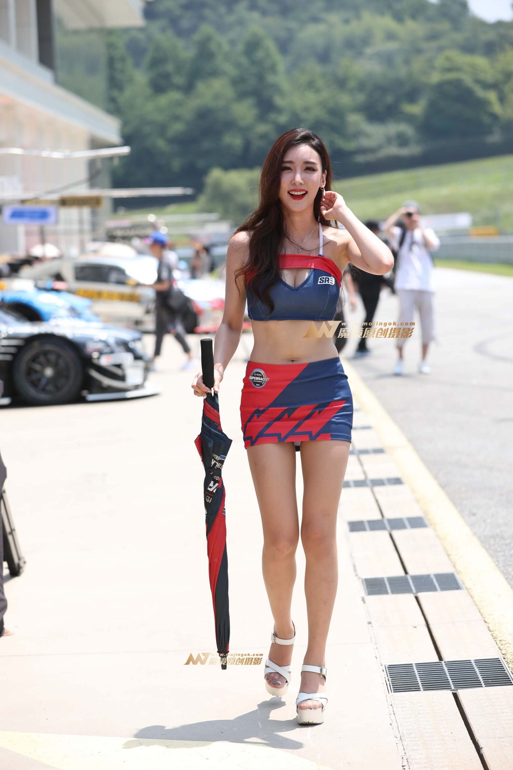 漂亮的肉丝美腿赛车女神小姐姐