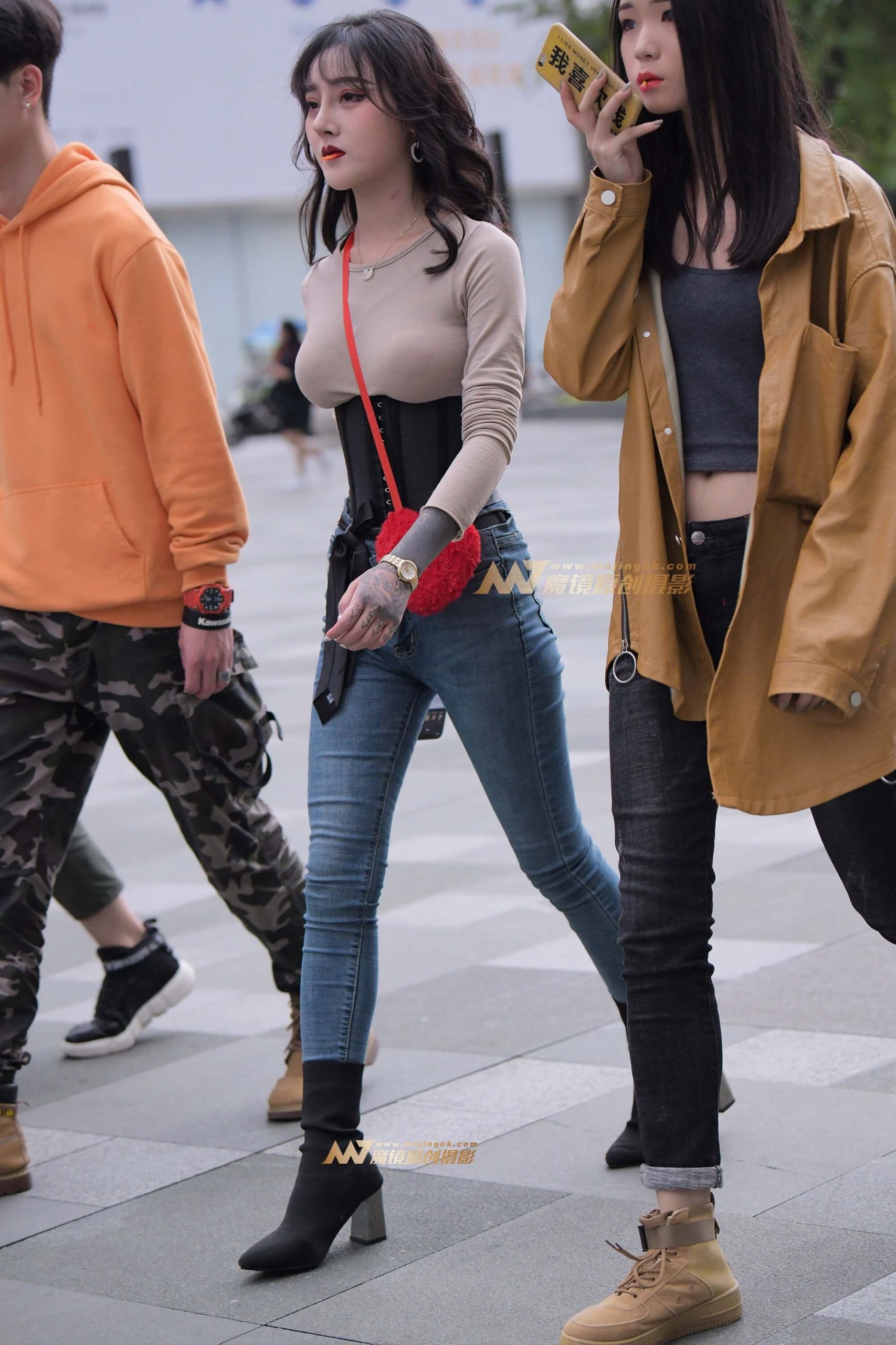 【街拍之魂赛帖】年龄小，身材好