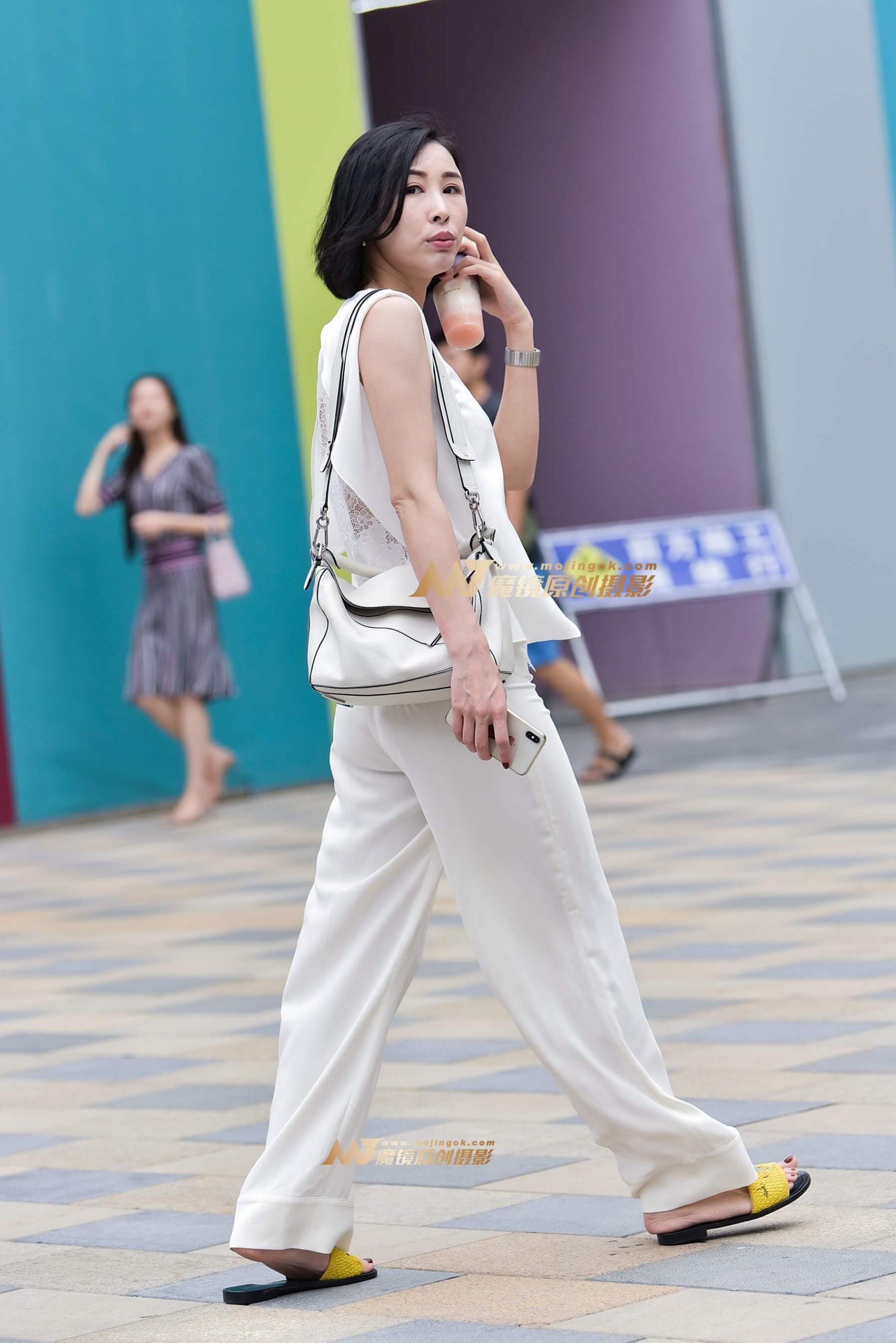 悠闲自在的白裤女