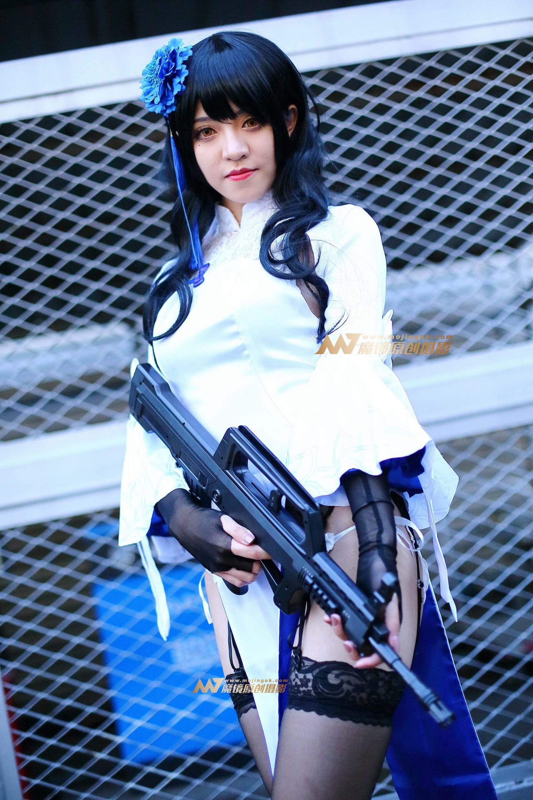 持枪旗袍黑丝美女