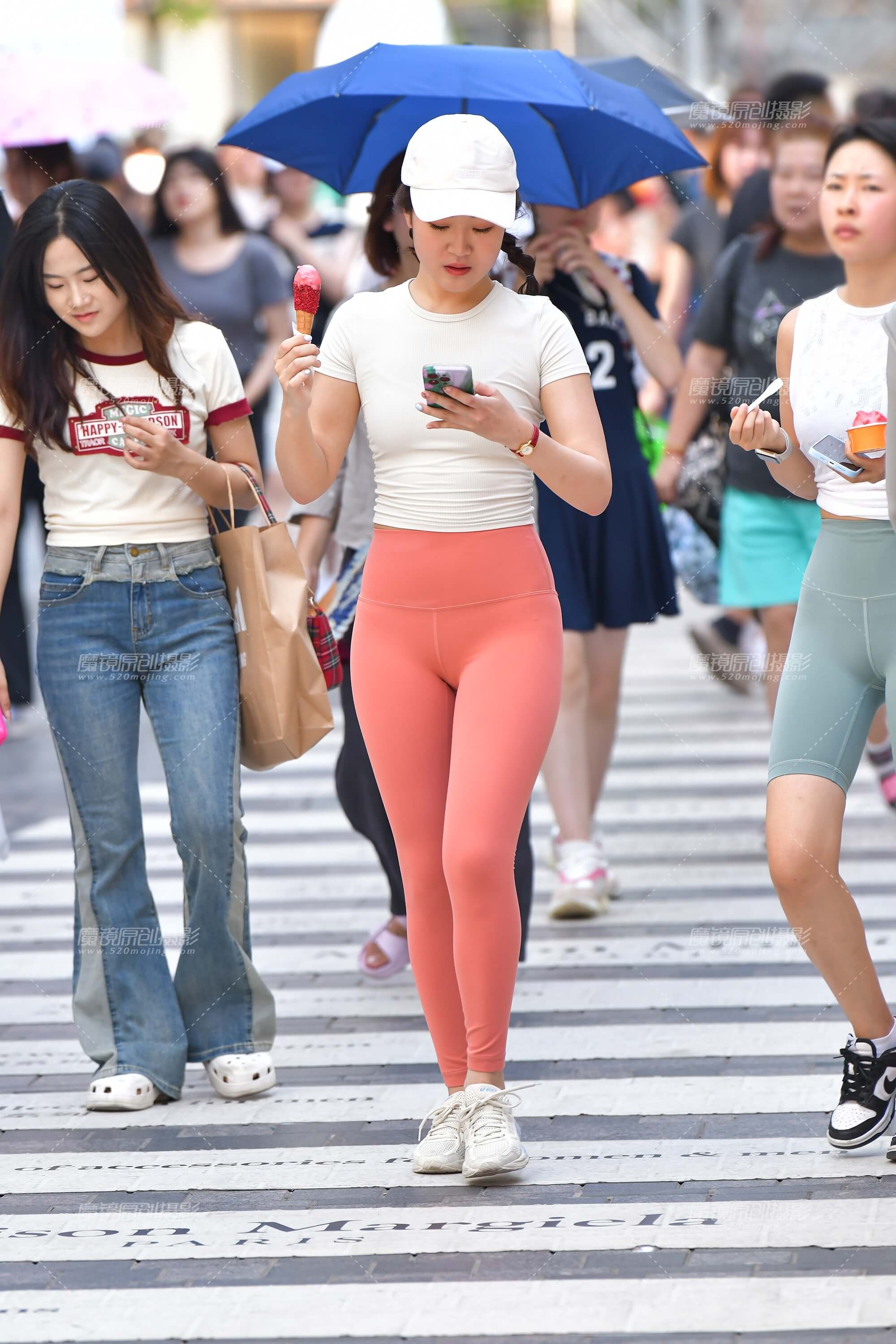 闺蜜紧身裤美女
