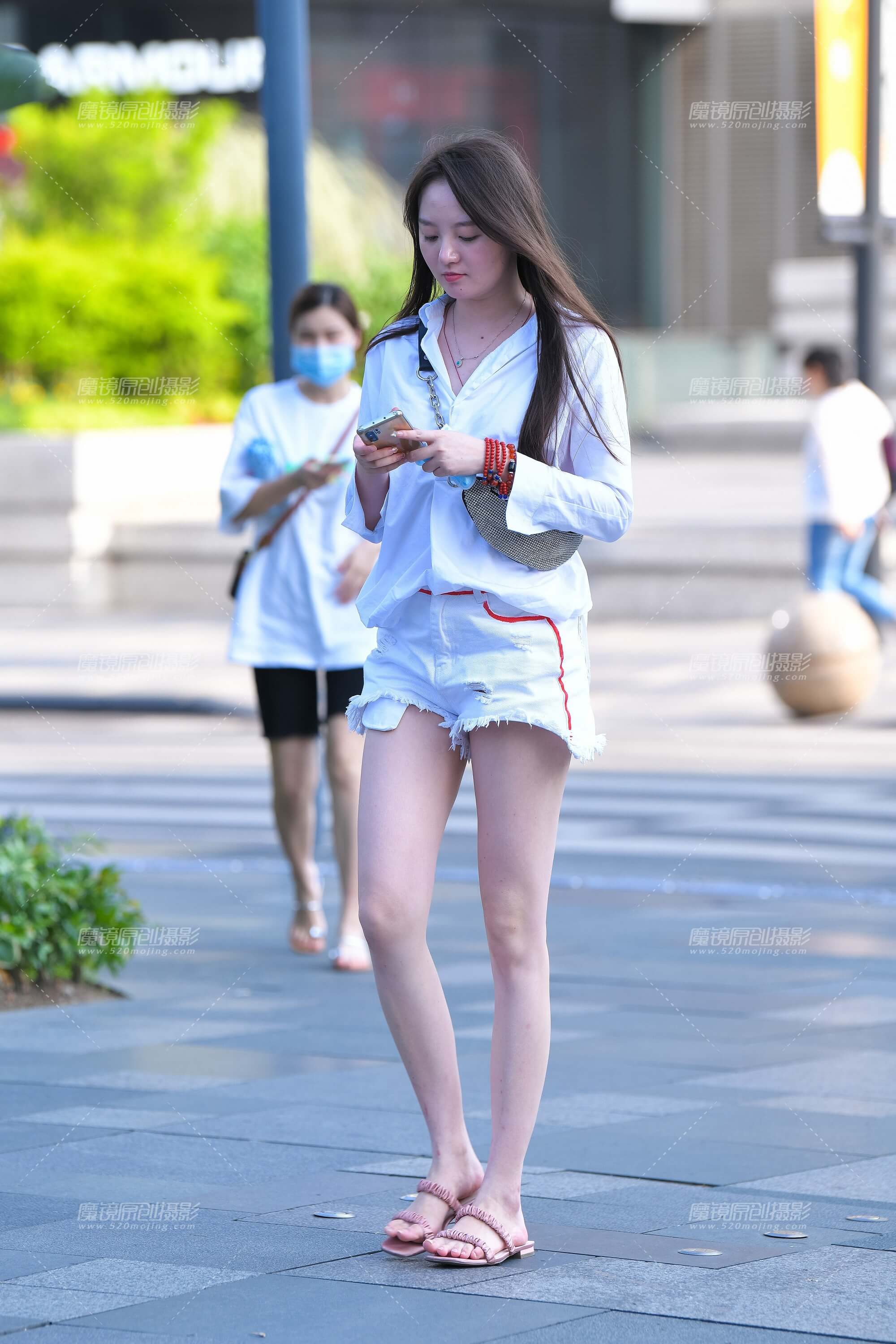 白热裤长腿美女
