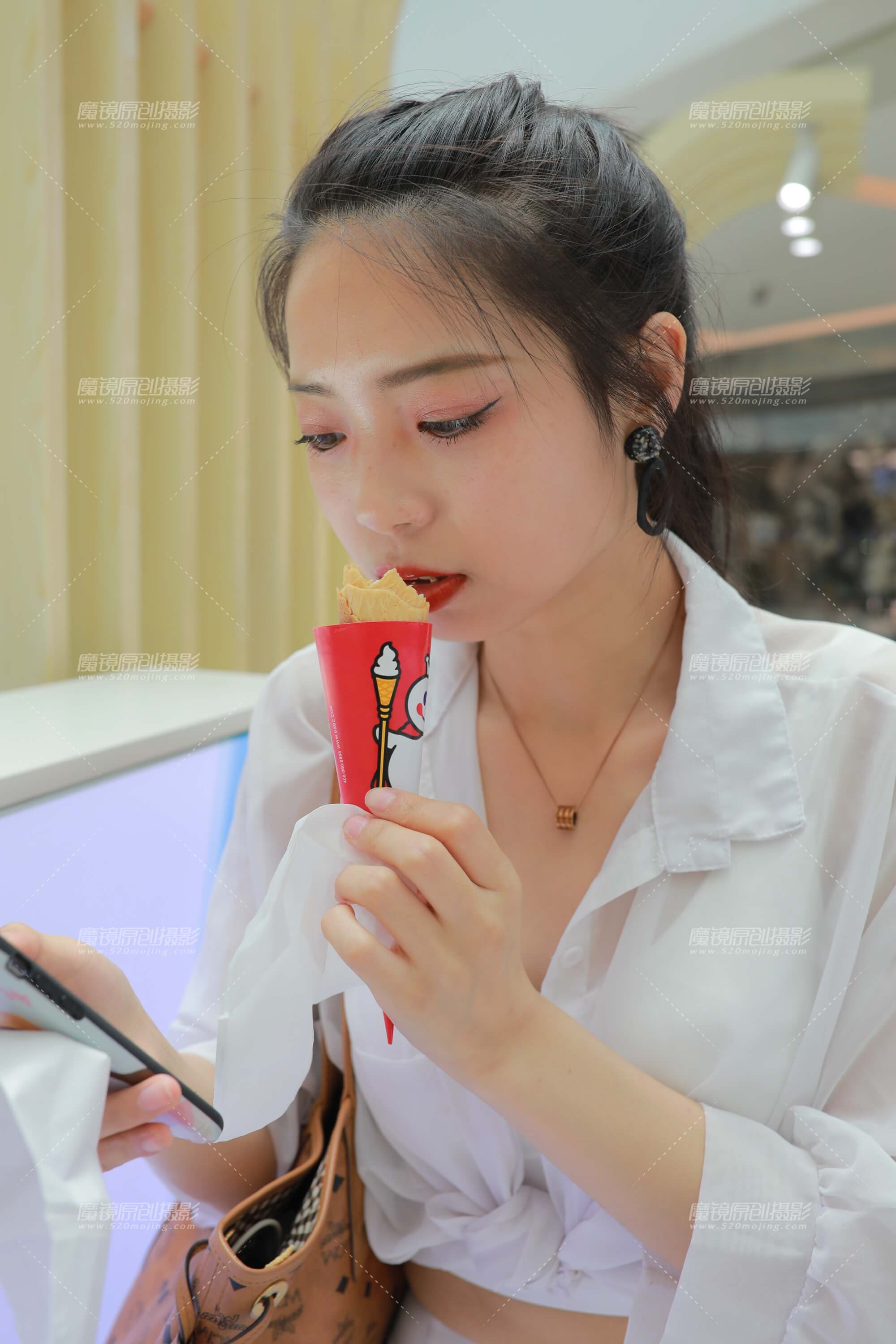 白色瑜伽裤女孩