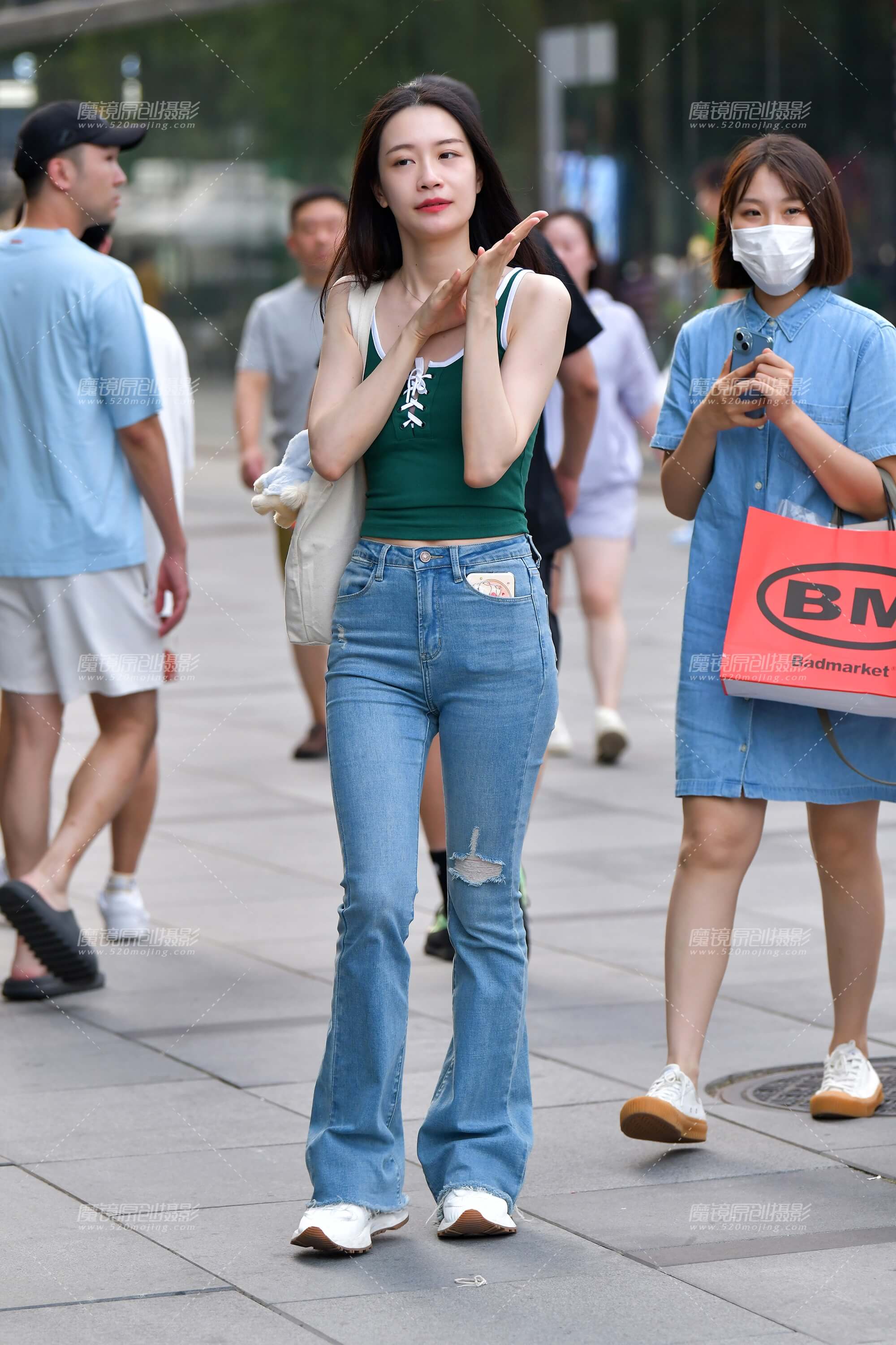 牛仔裤逛街美女