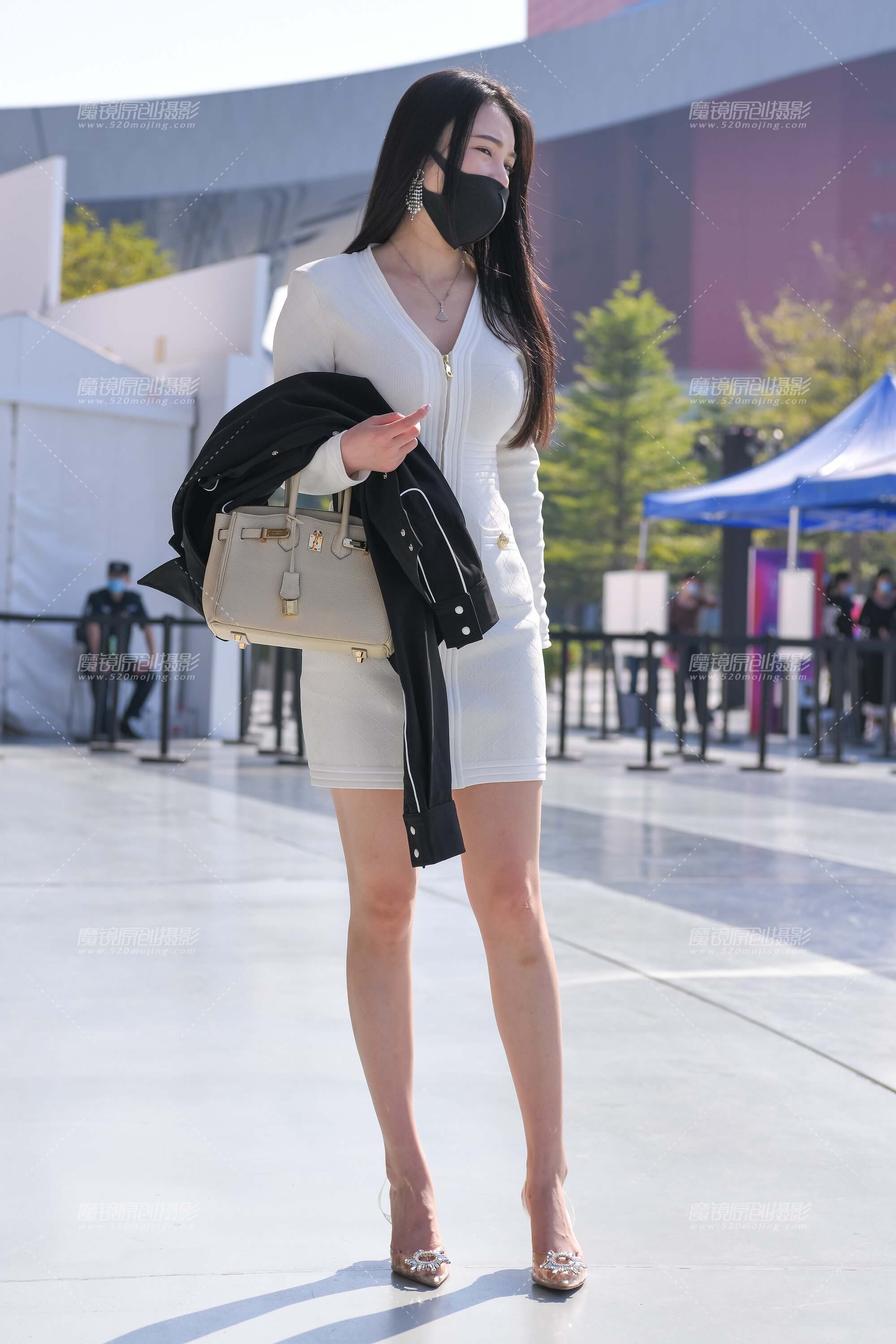 白裙高跟鞋美女