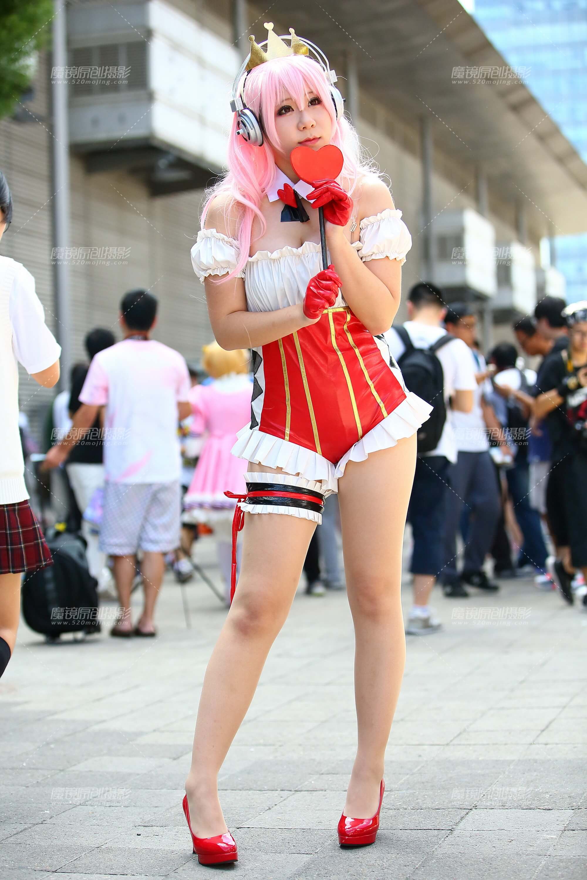 红衣丰满的coser