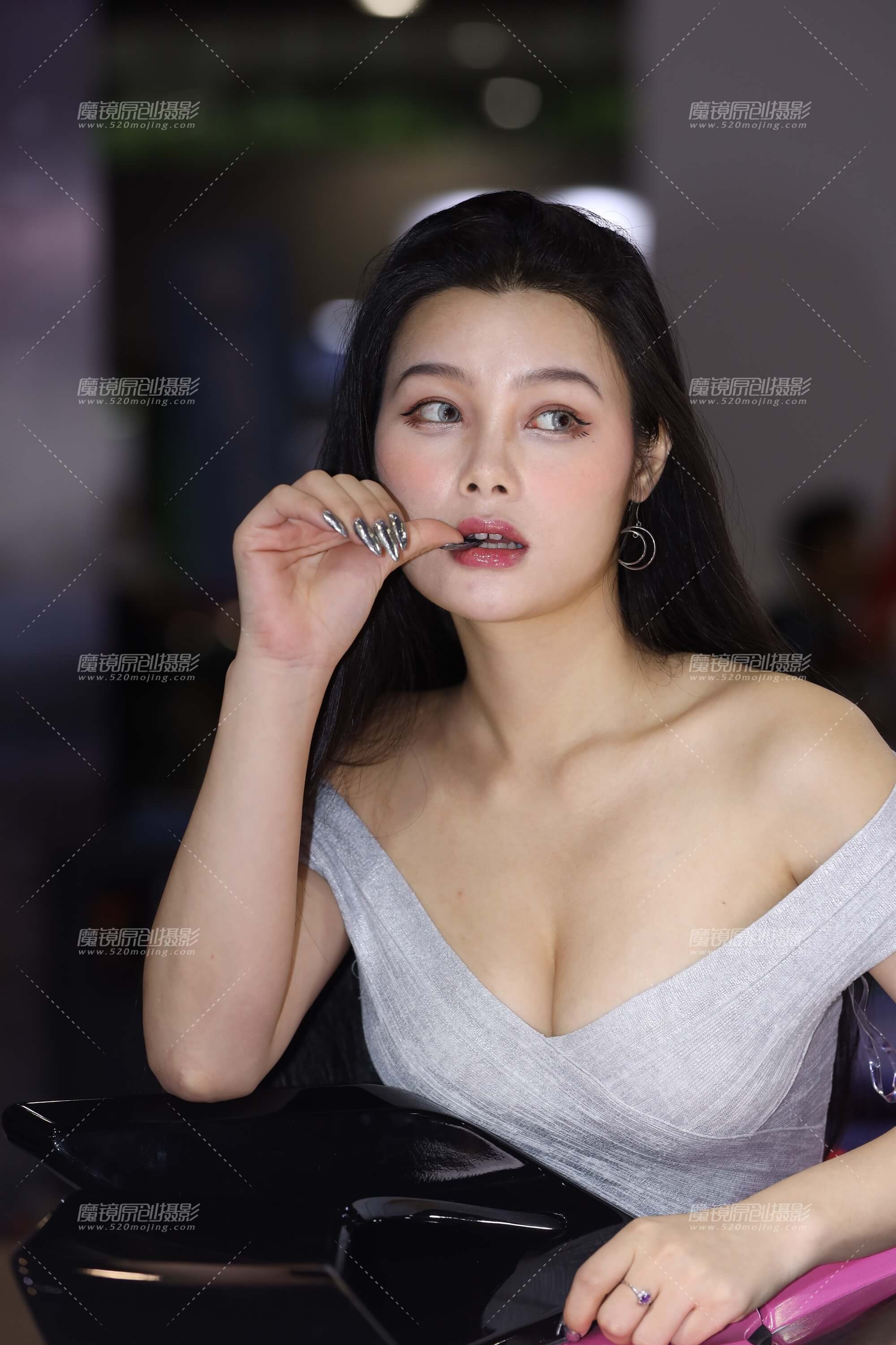 身材波涛汹涌的小姐姐