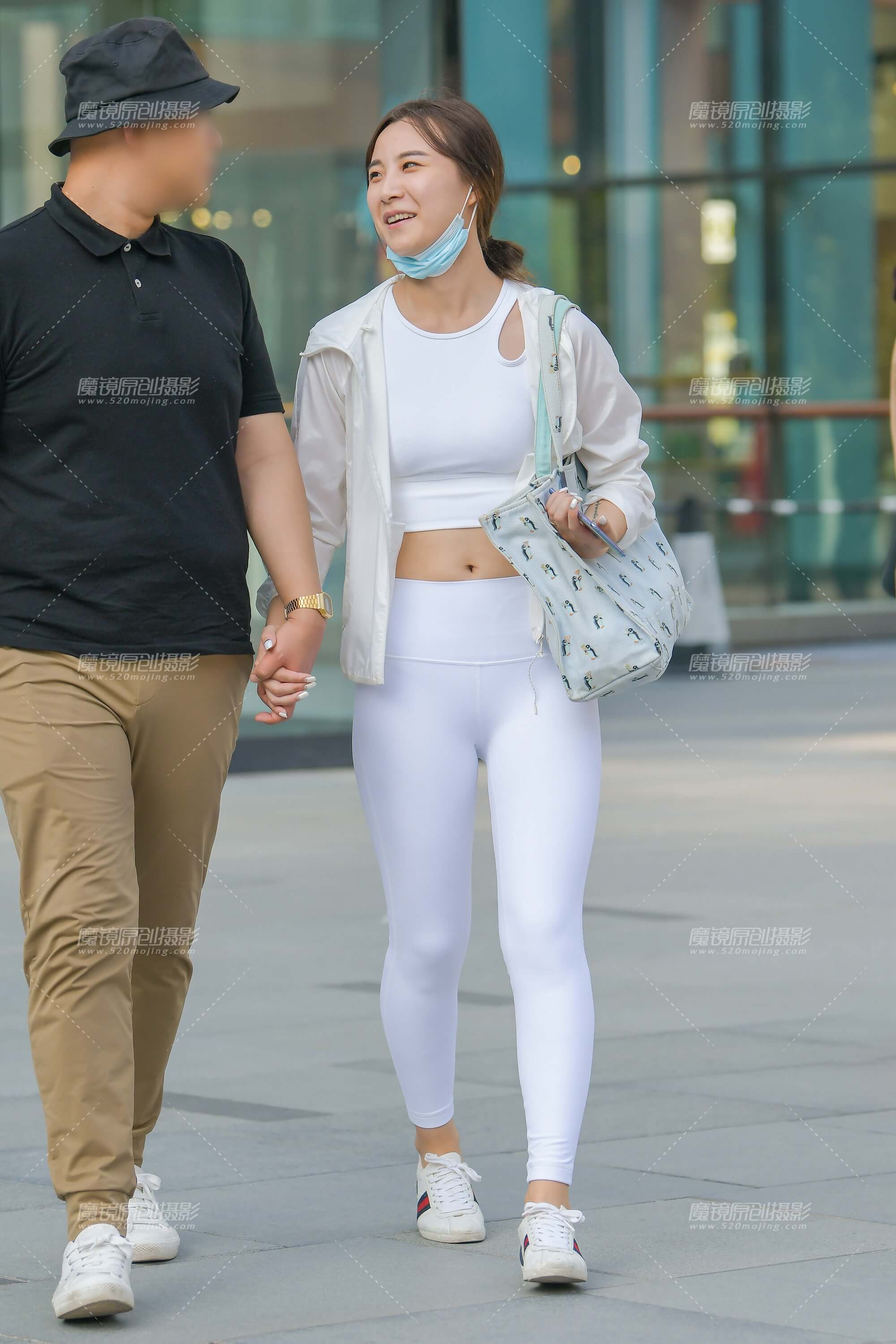 白色瑜珈裤妹子