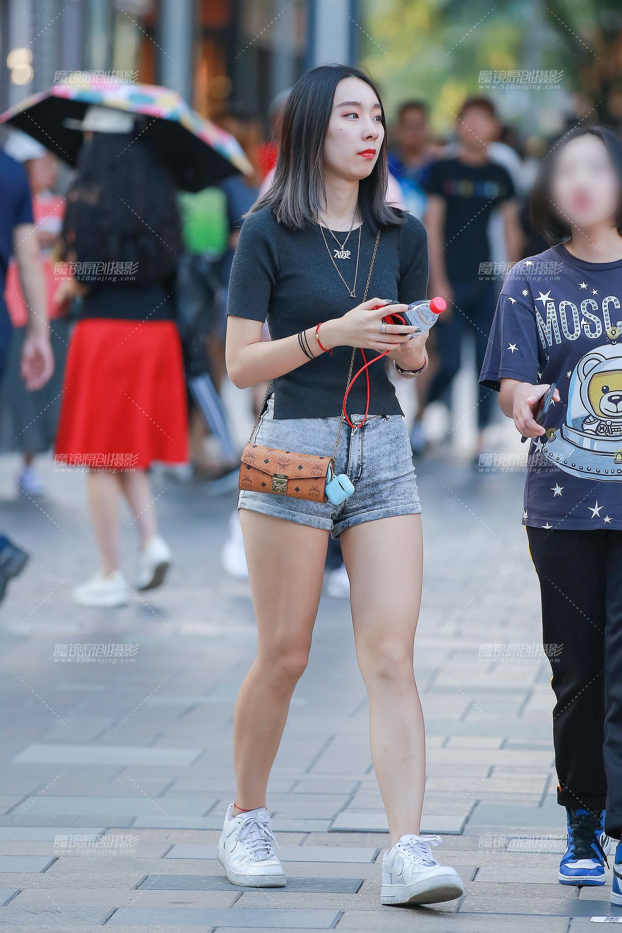 灰色热裤美眉
