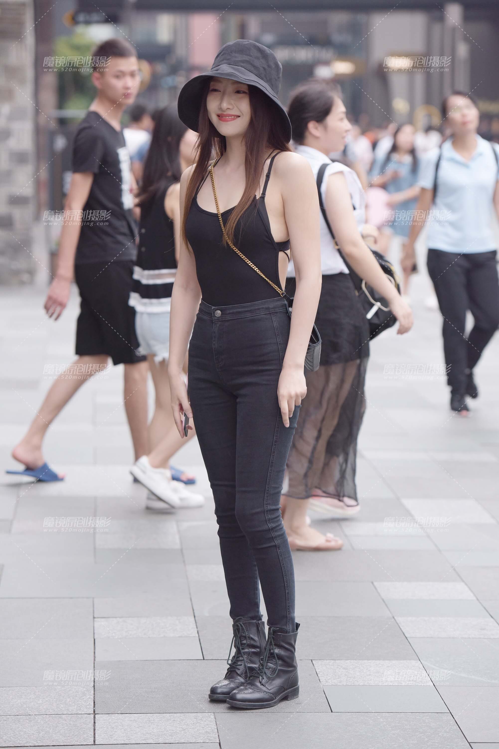露背的牛子美女