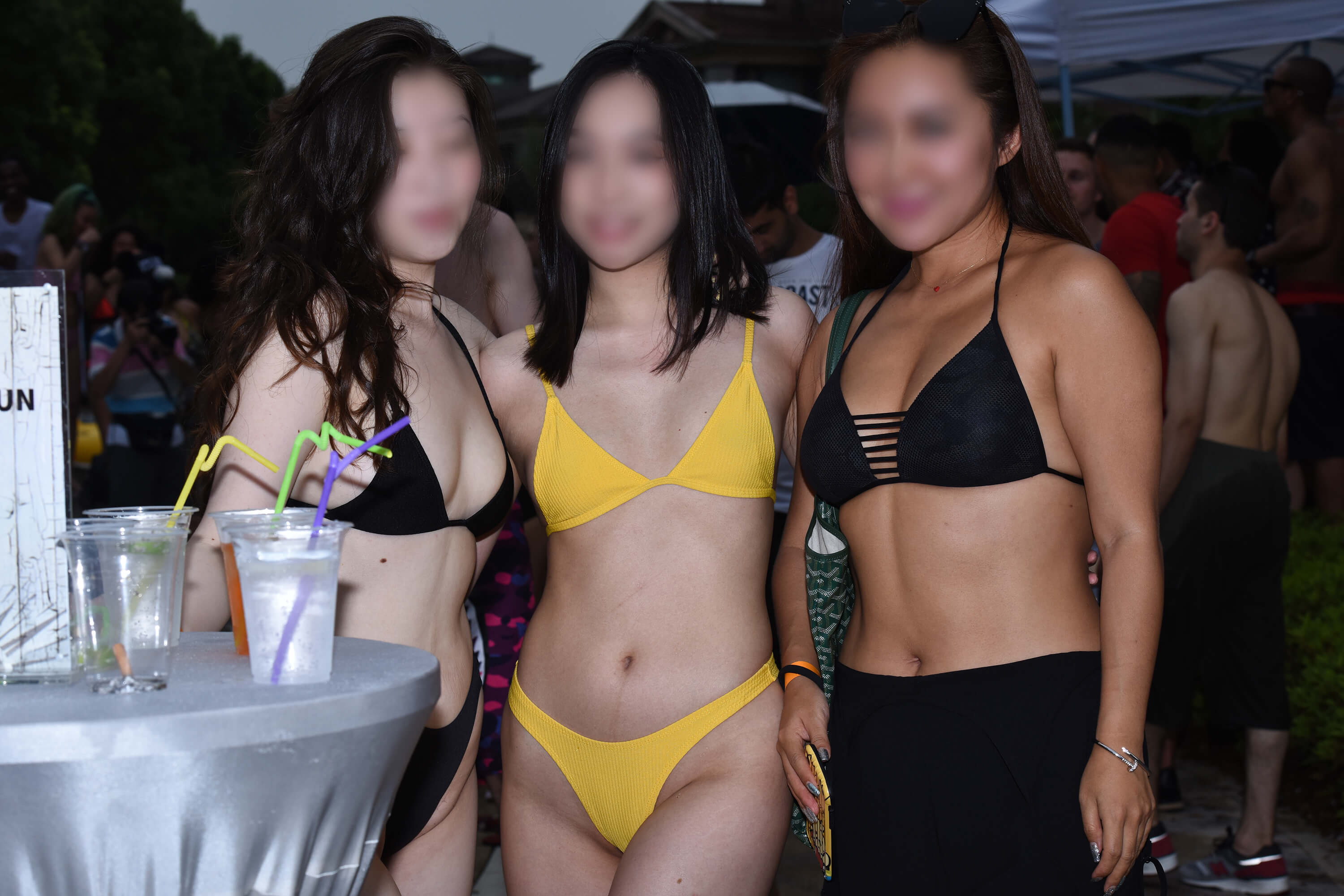 搭讪黄色泳装美女