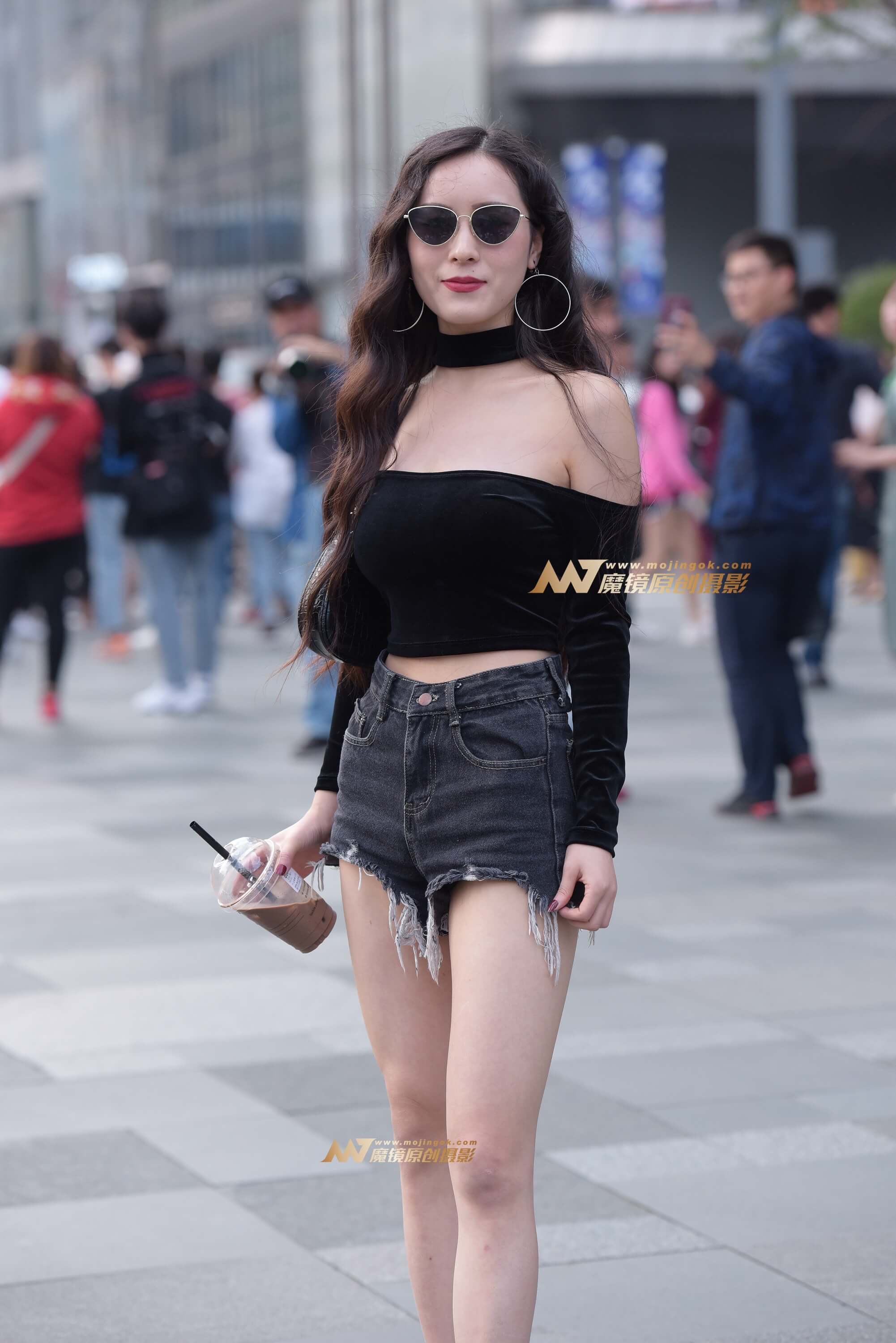 热裤长腿美女