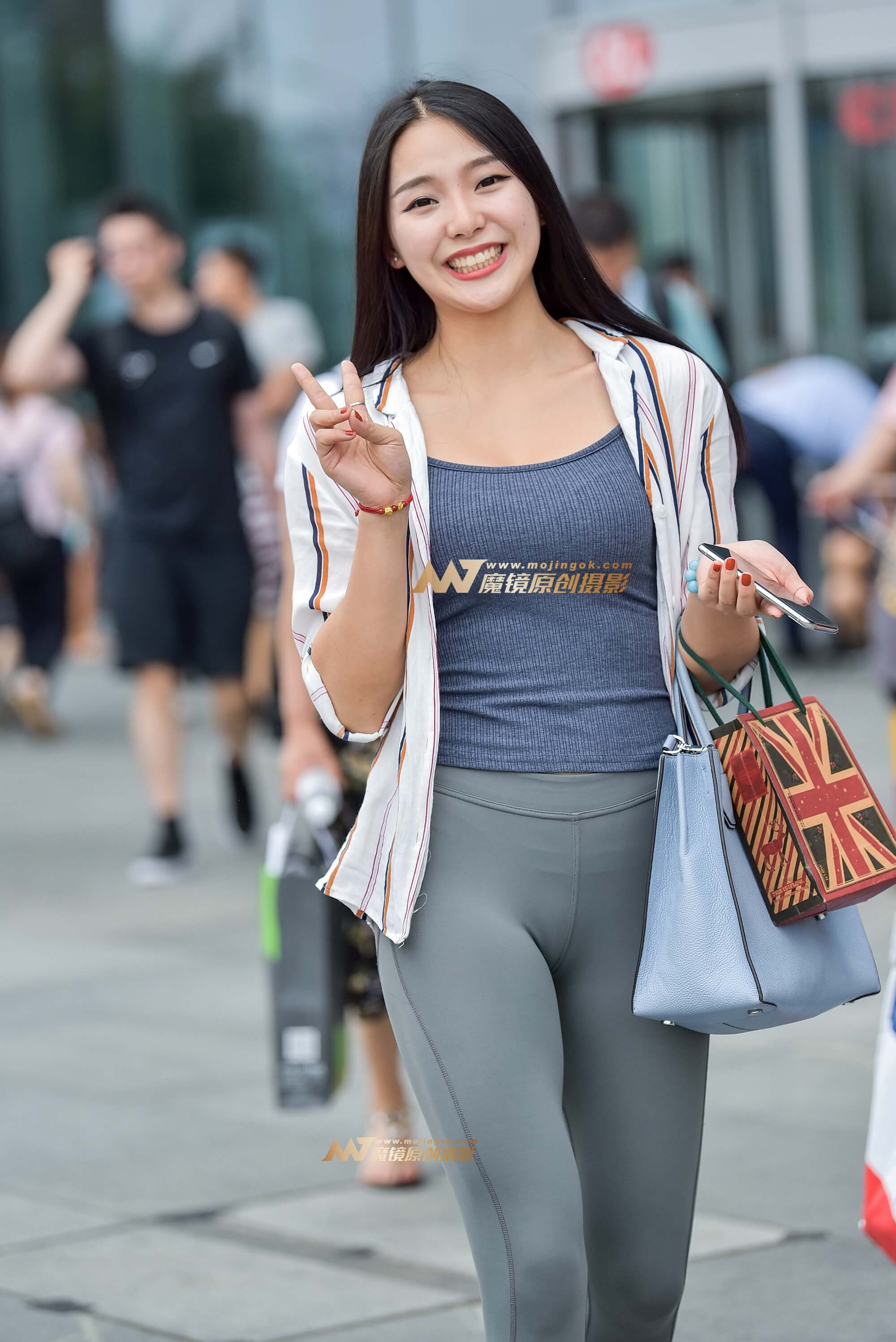 甜美的笑容  远去的背影