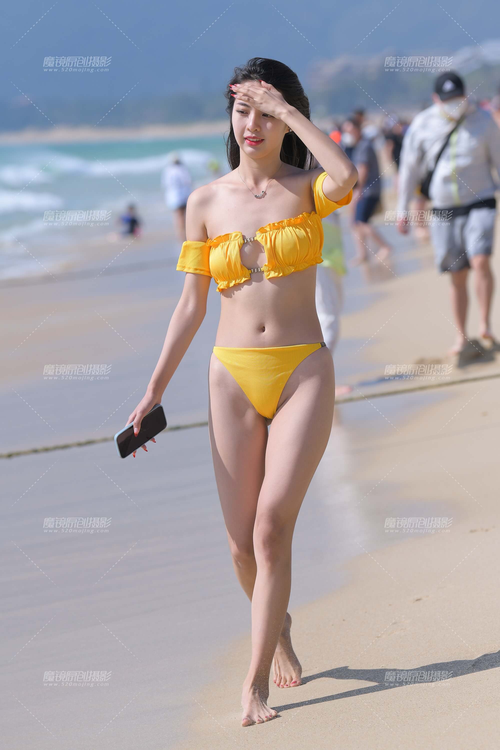 黄色泳装美女