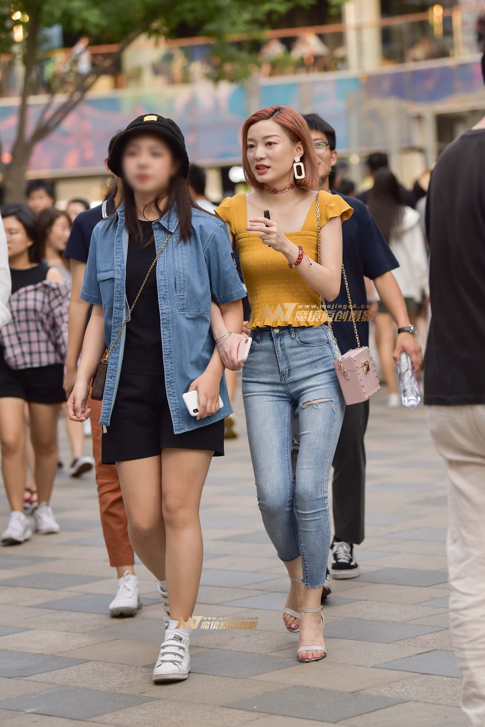 性感紧身仔裤美女