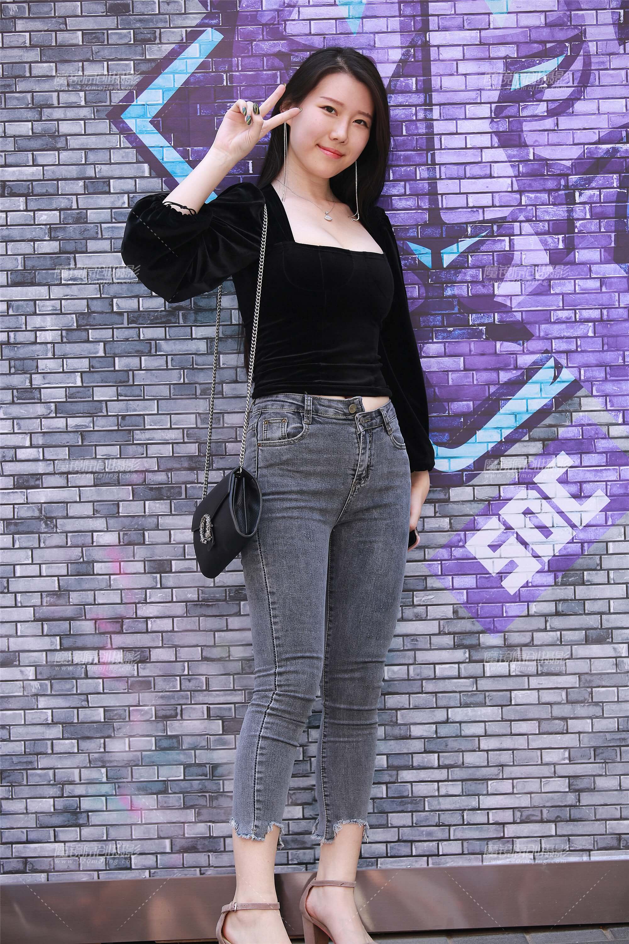 清秀牛仔裤美女