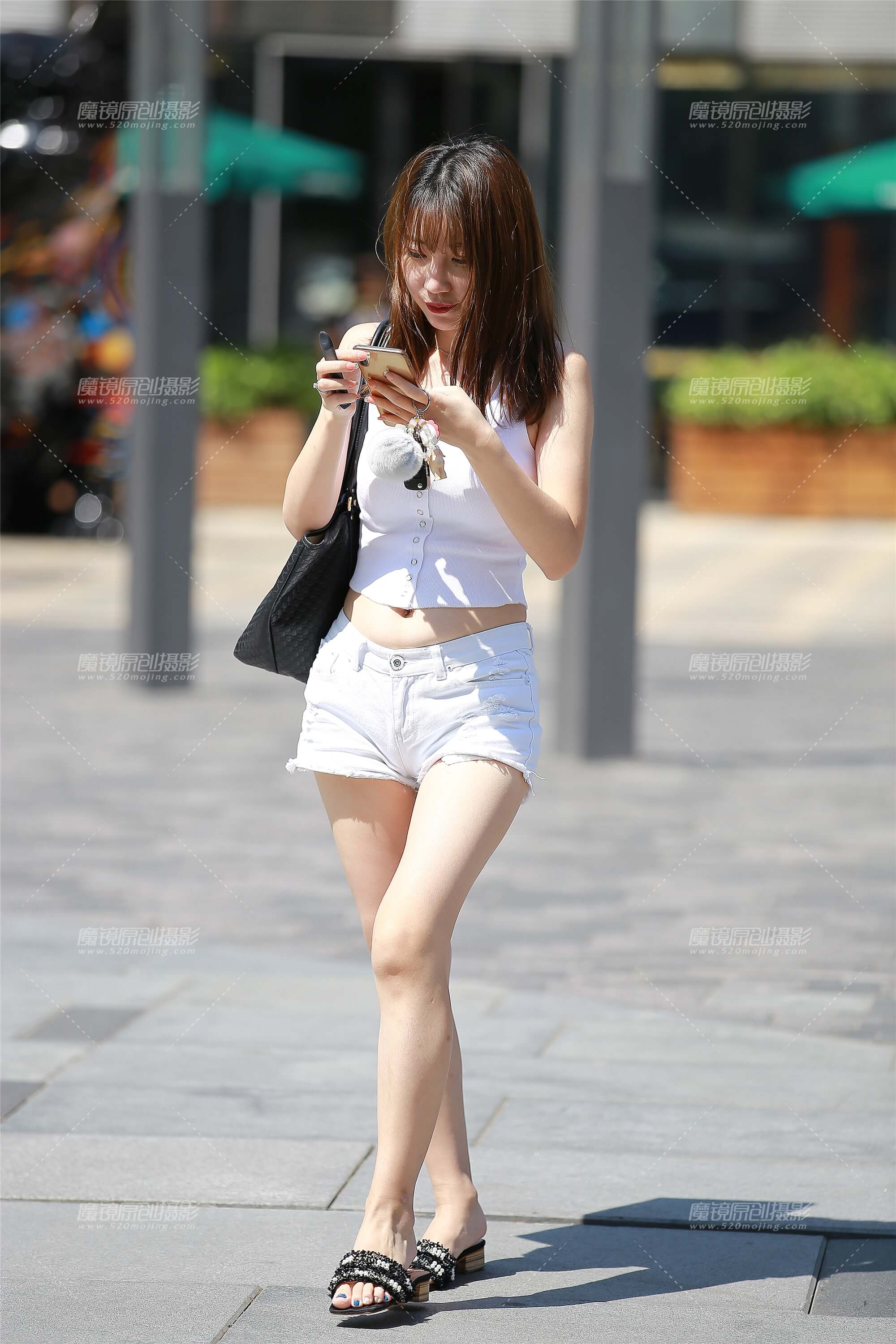 白热裤美眉