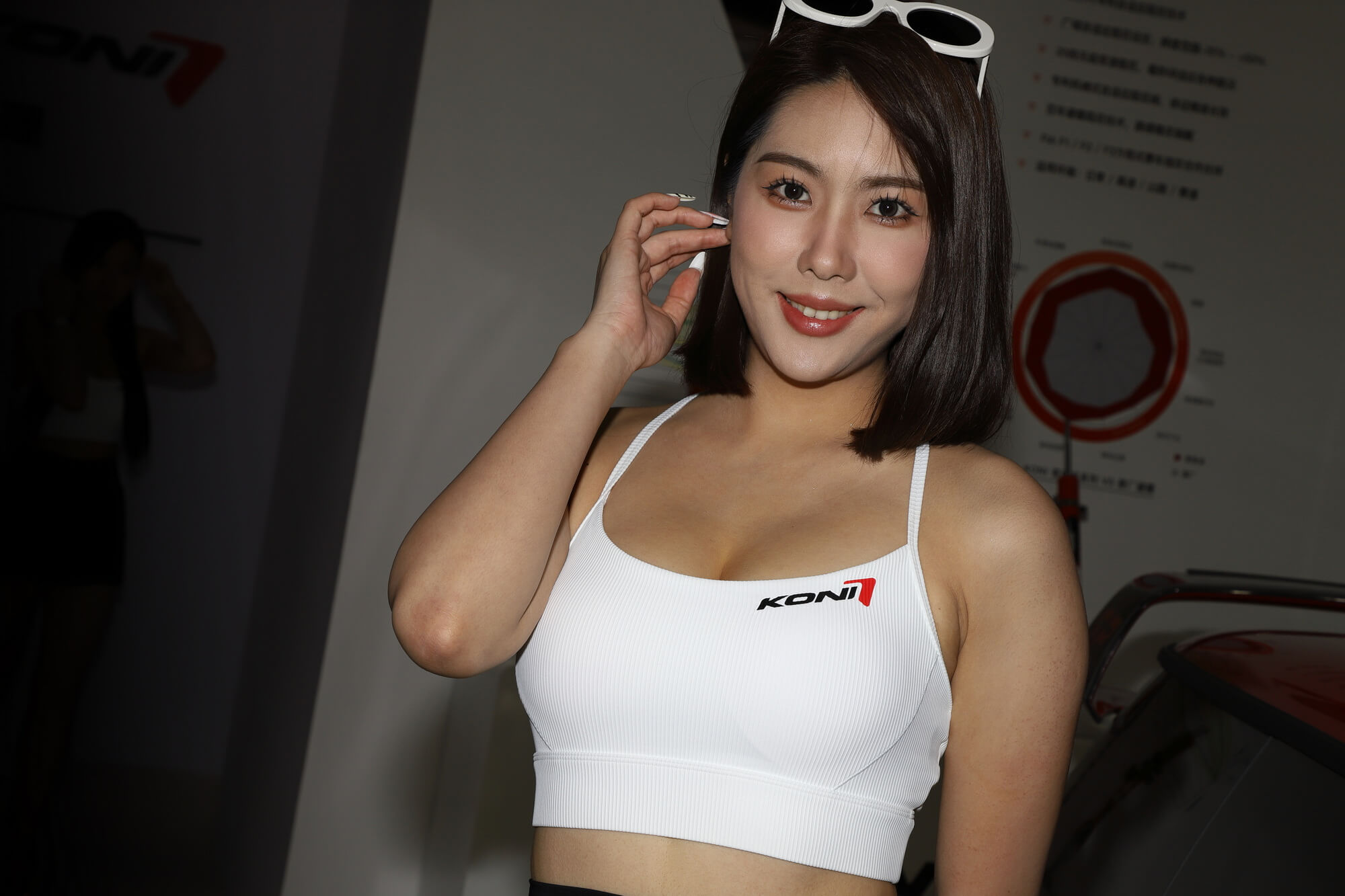 白色吊带抹胸黑色短裙