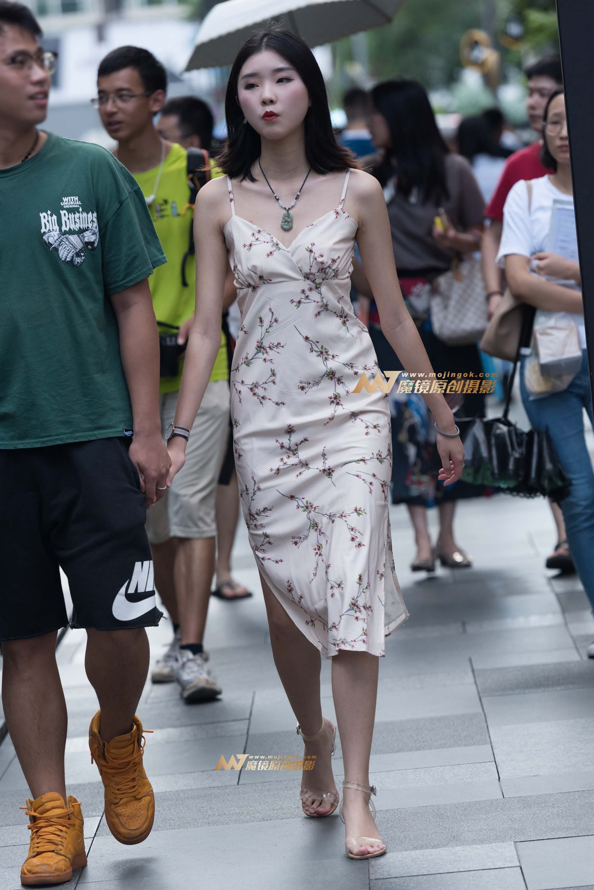 吊带连衣裙美女