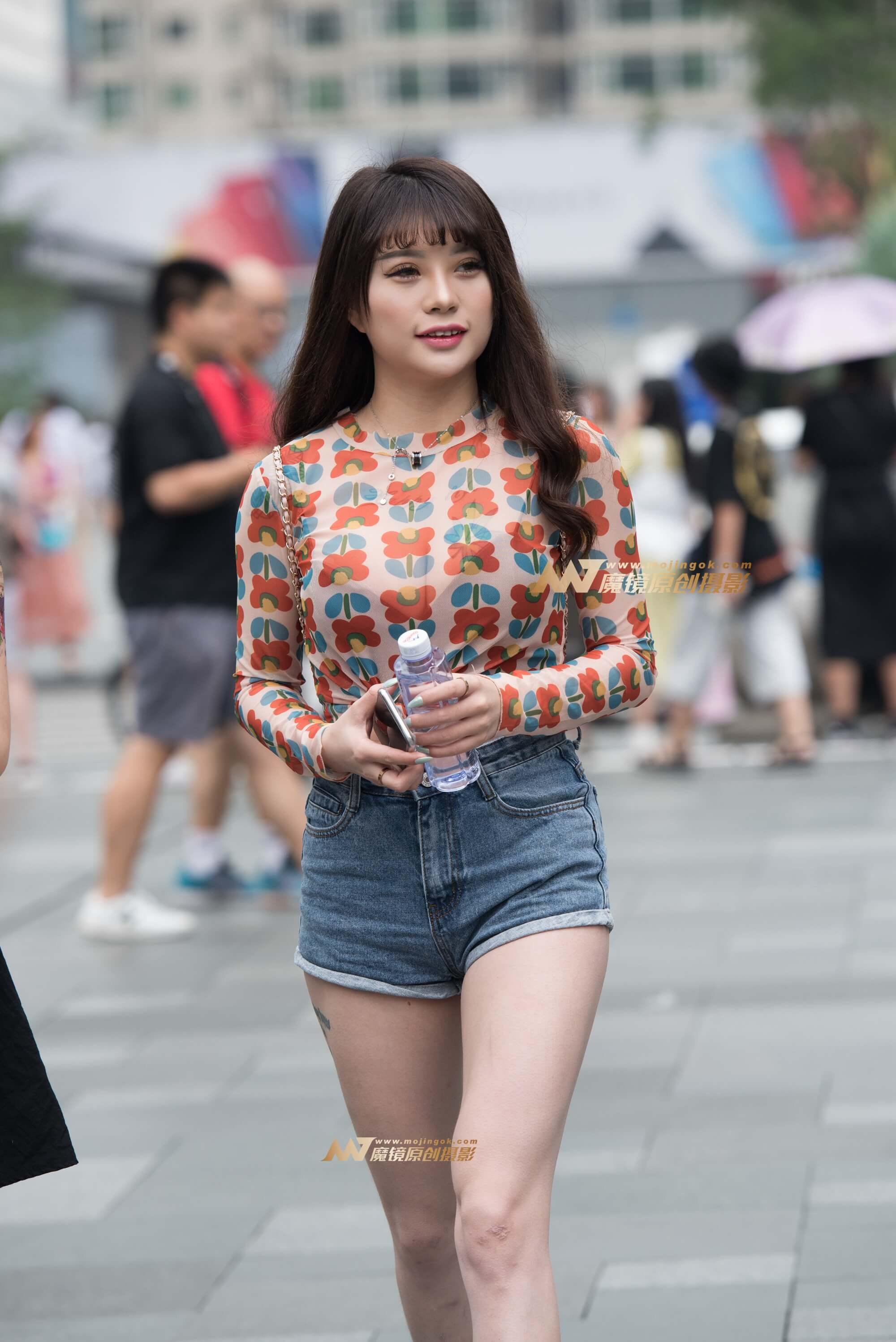 热裤牛子美女