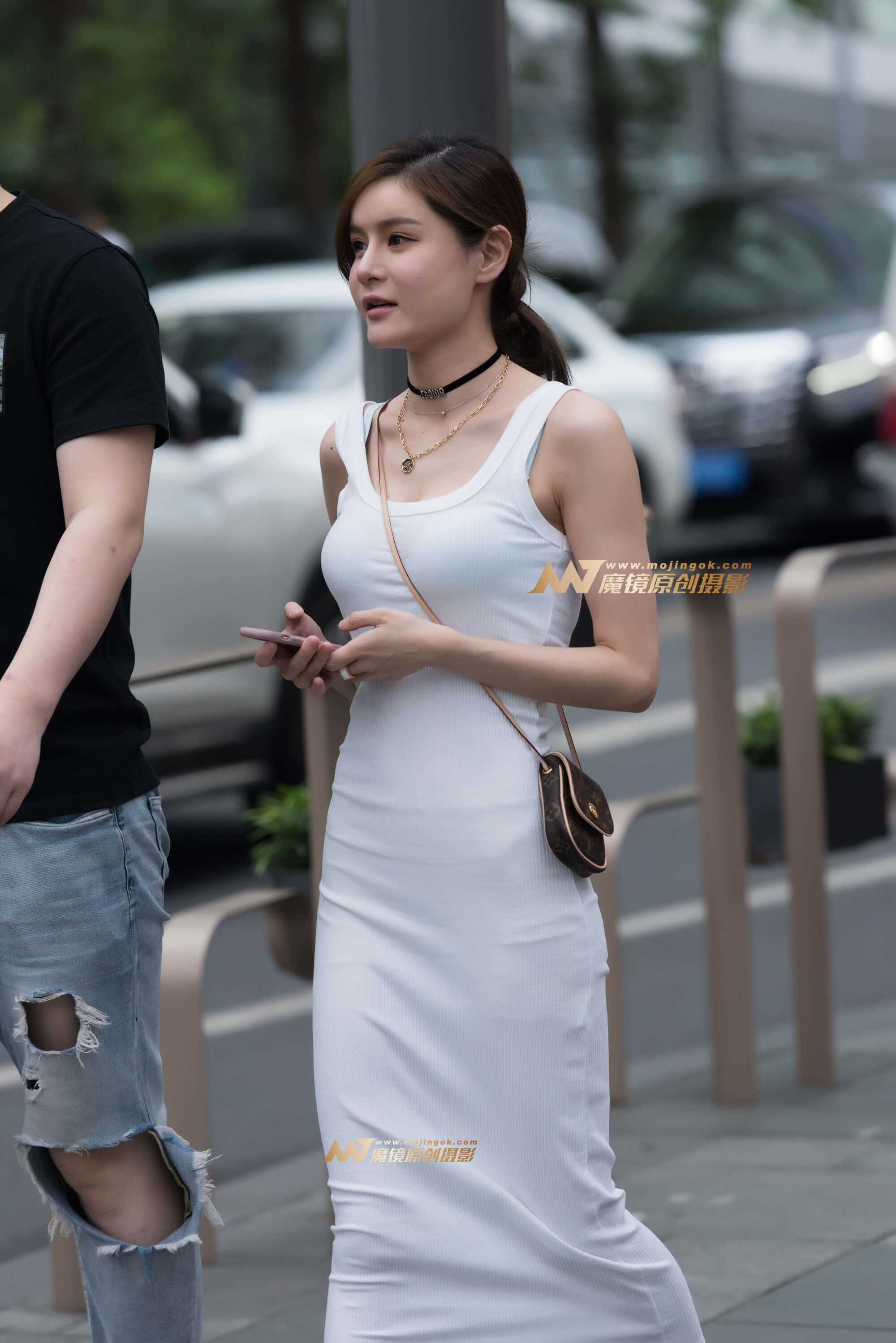 白色包臀裙美女