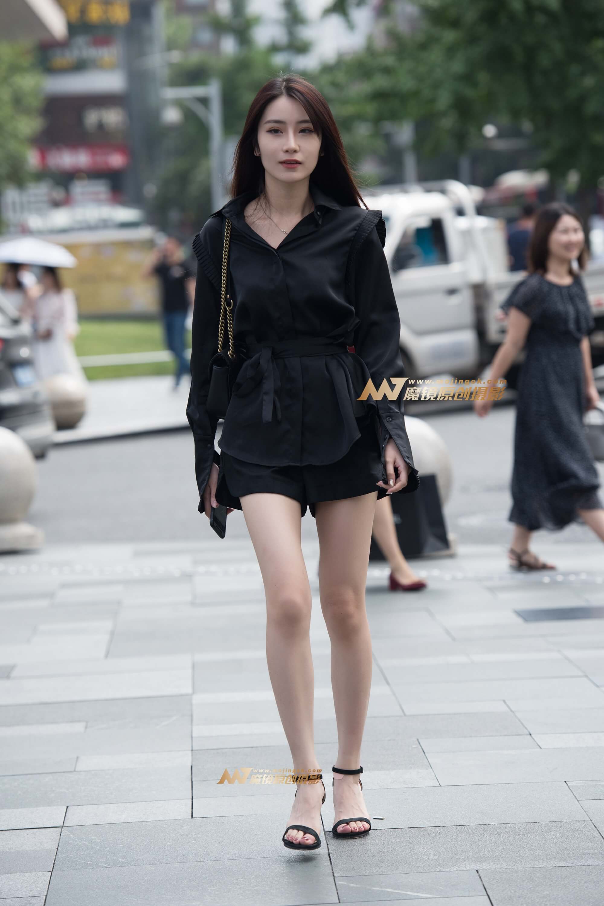 在等车的小姐姐