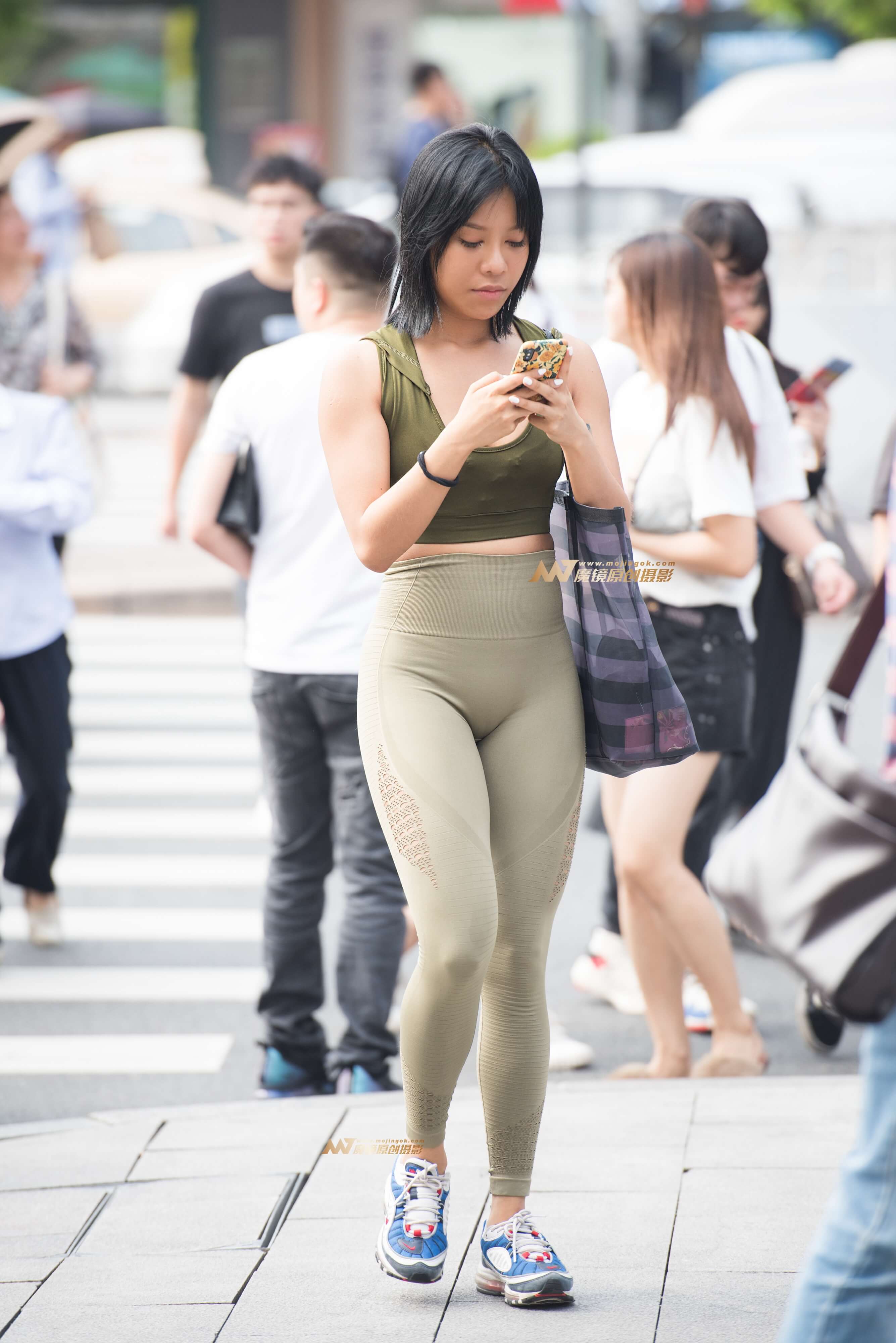 逛街的美女