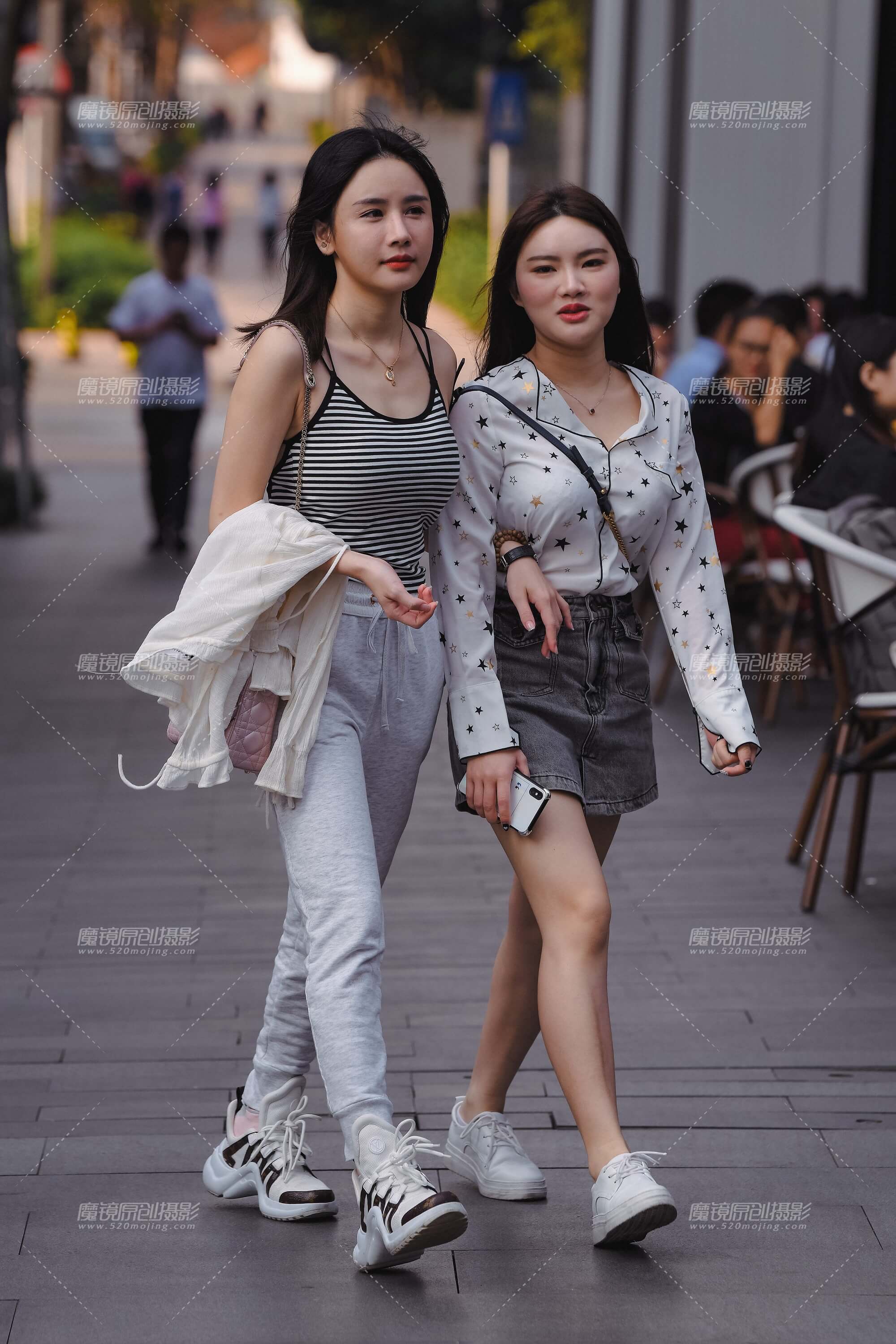 【久久赛帖】大露背翘臀美女