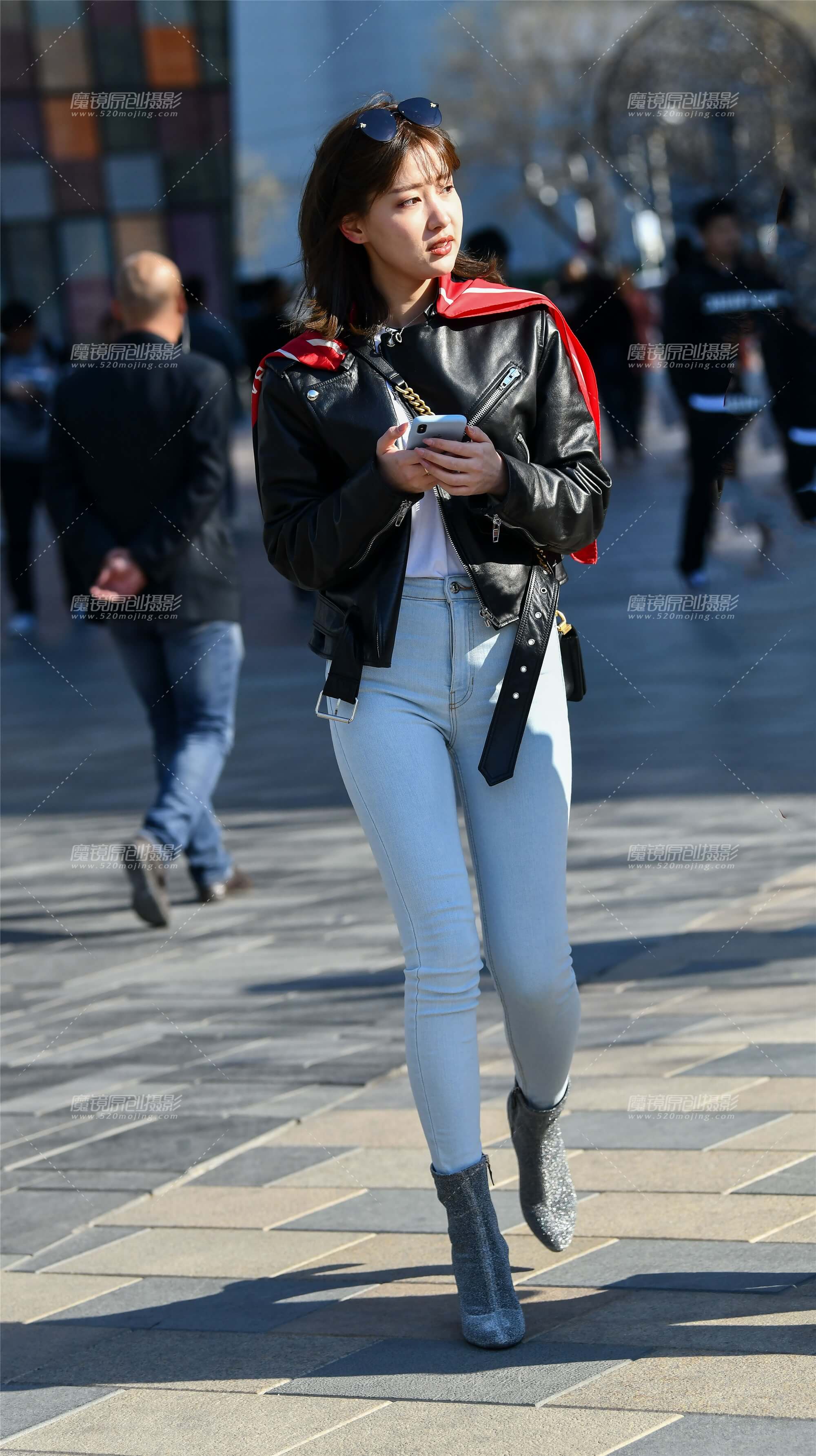白色牛仔包美臀性感美女